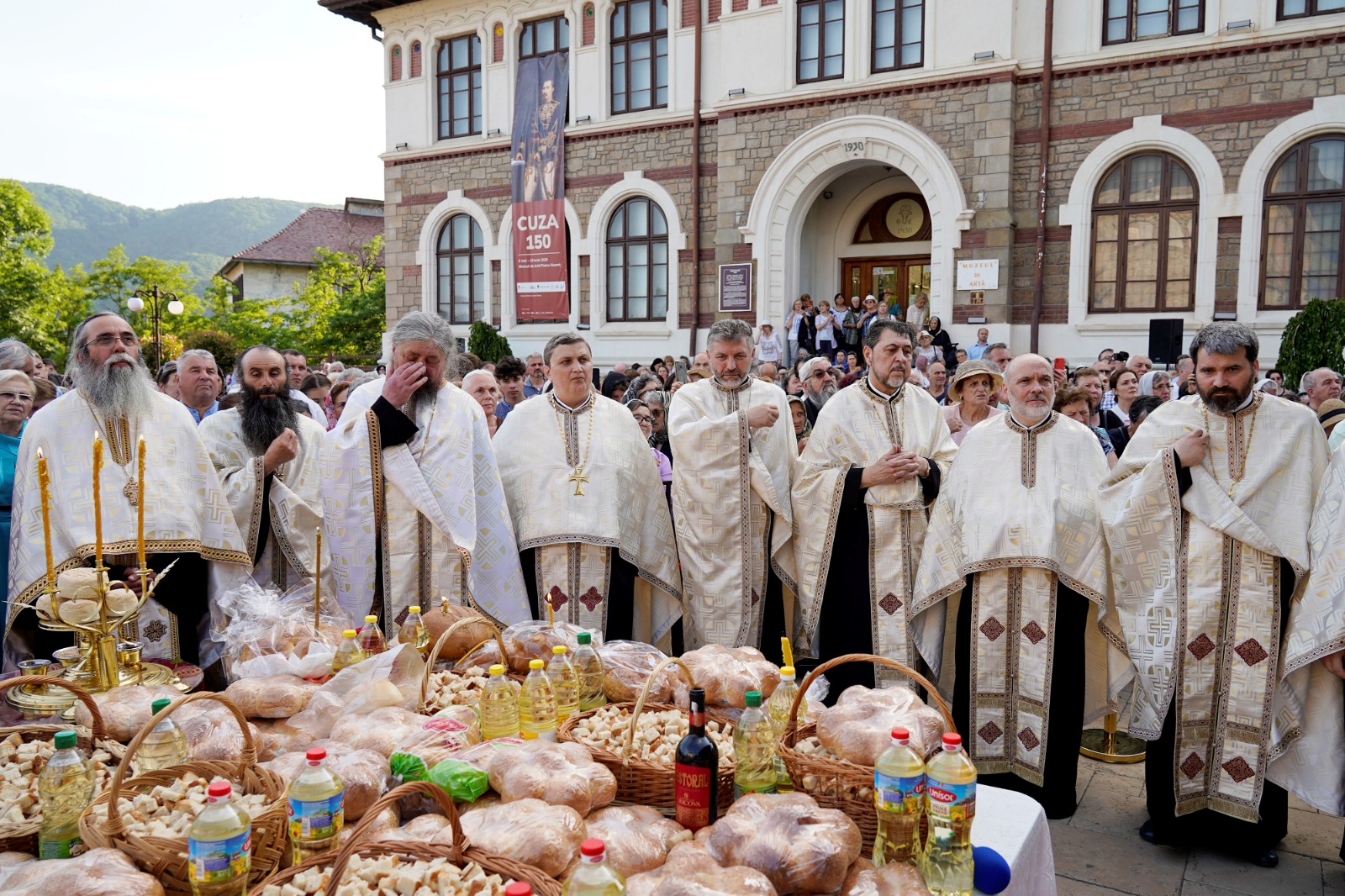 Moaștele Sfântului Iosif cel Milostiv, purtate în procesiune la hramul orașului Piatra Neamț