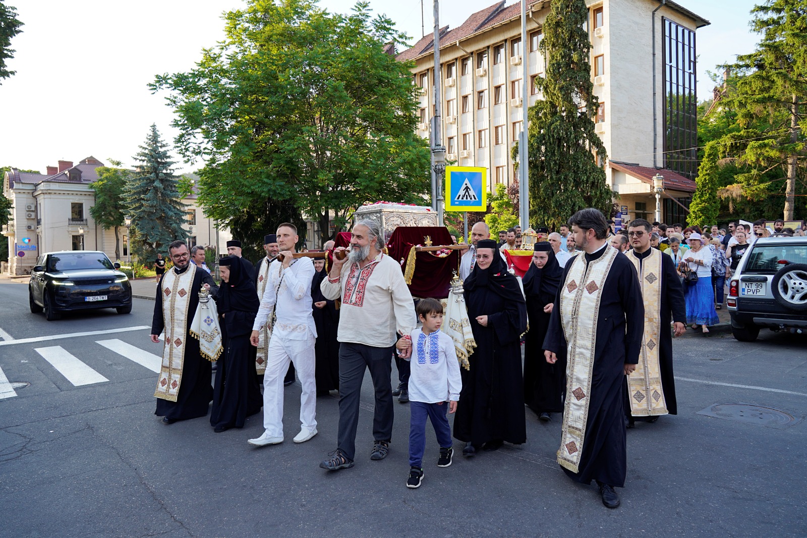 Moaștele Sfântului Iosif cel Milostiv, purtate în procesiune la hramul orașului Piatra Neamț