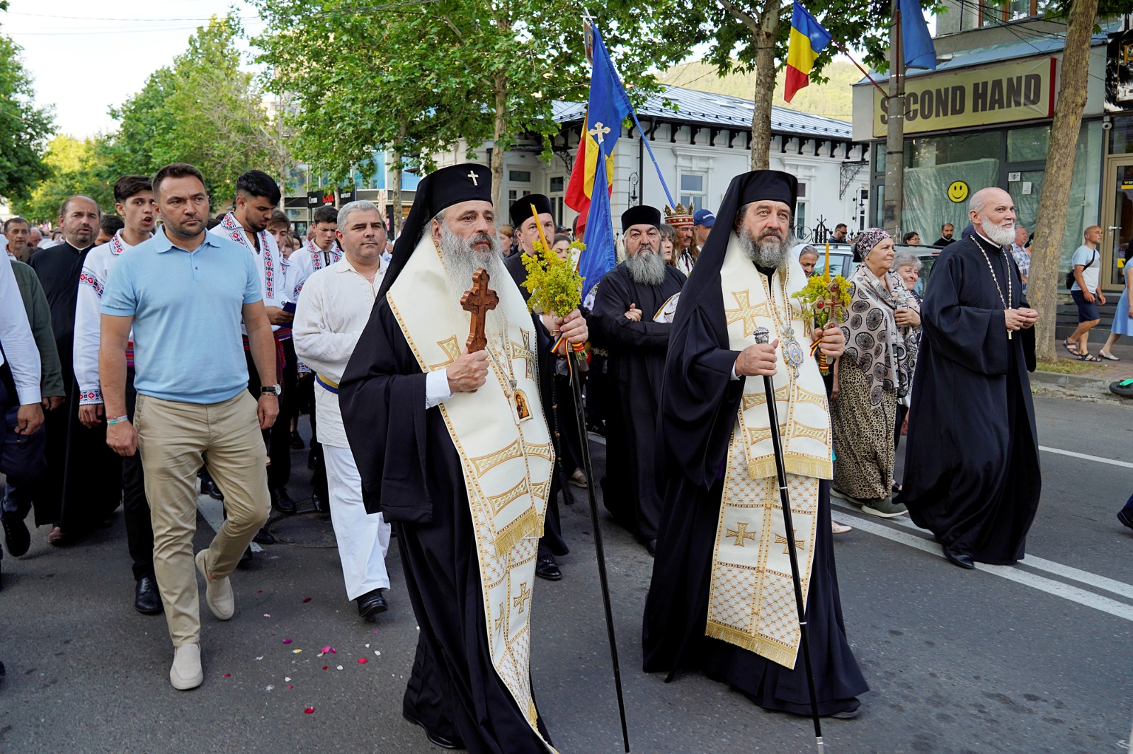 Moaștele Sfântului Iosif cel Milostiv, purtate în procesiune la hramul orașului Piatra Neamț