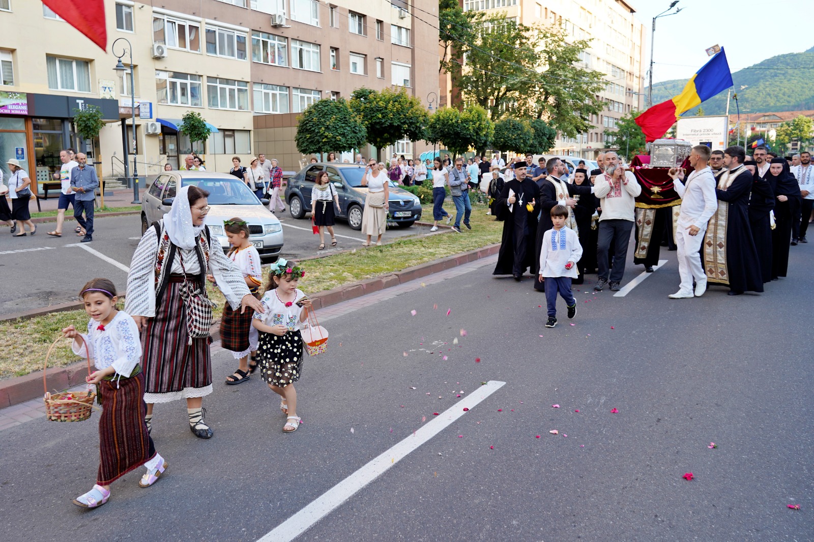 Moaștele Sfântului Iosif cel Milostiv, purtate în procesiune la hramul orașului Piatra Neamț