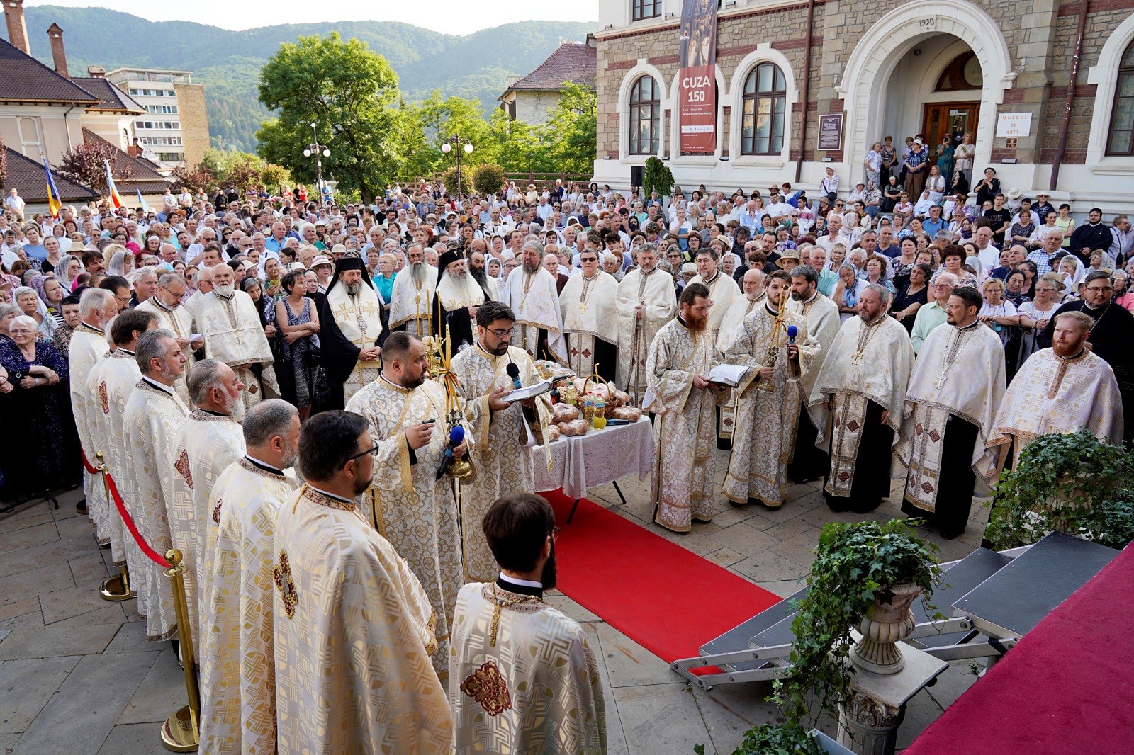 Moaștele Sfântului Iosif cel Milostiv, purtate în procesiune la hramul orașului Piatra Neamț