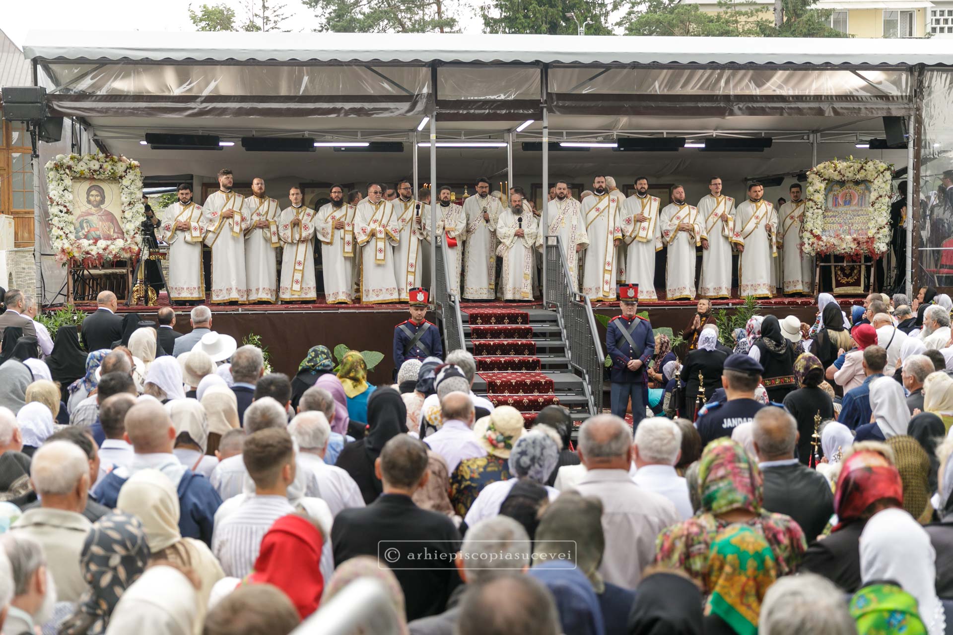 Suceava, în veșmânt de sărbătoare Pelerini și ierarhi la hramul Catedralei Arhiepiscopale