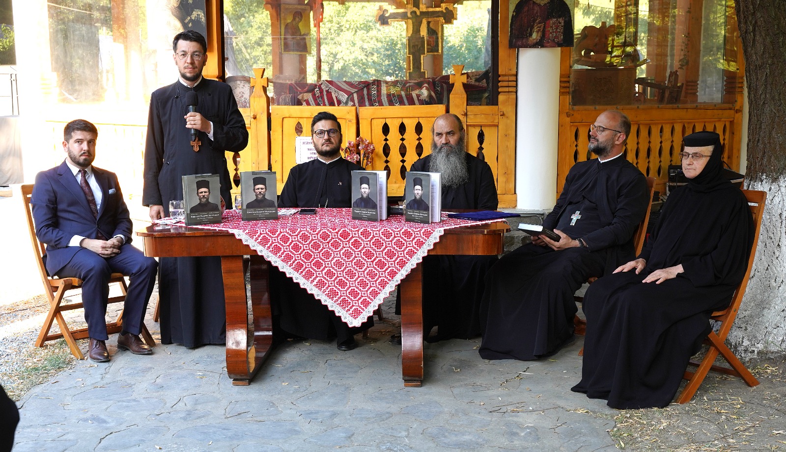 Foto: Arhiepiscopia Ortodoxă Română a Alba Iuliei Eveniment editorial la Mănăstirea Râmeț: Au fost lansate două volume despre viața și lucrarea duhovnicească a Sfântului Dometie cel Milostiv