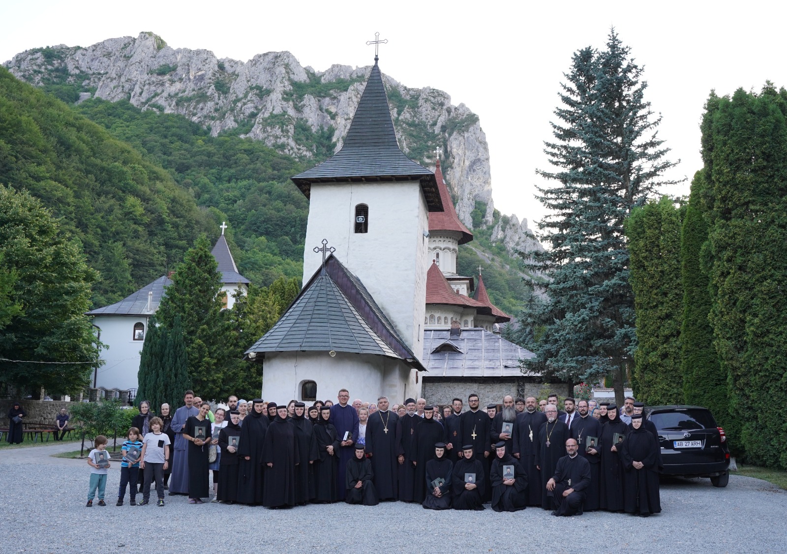 Eveniment editorial la Mănăstirea Râmeț: Au fost lansate două volume despre viața și lucrarea duhovnicească a Sfântului Dometie cel Milostiv