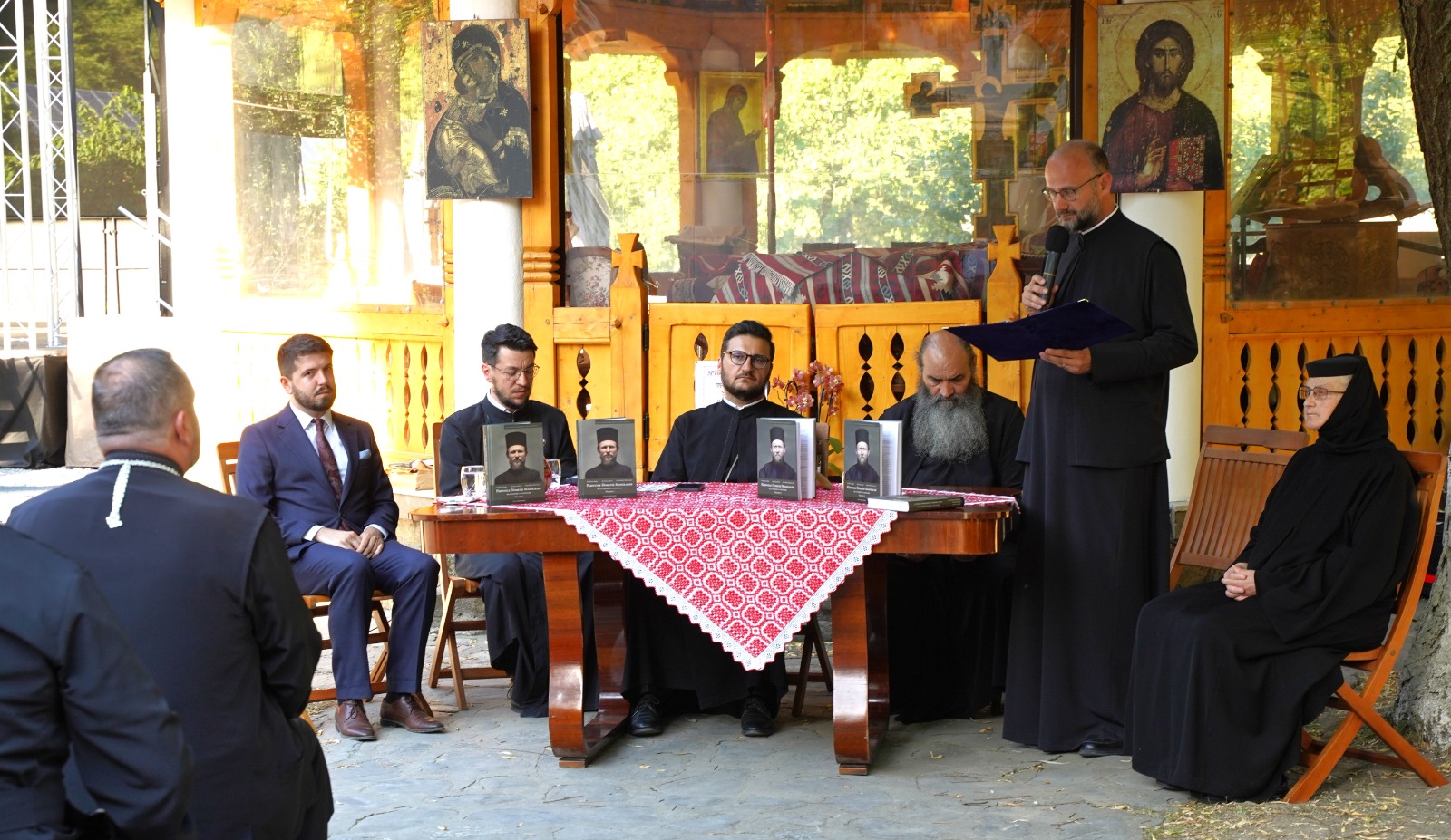 Eveniment editorial la Mănăstirea Râmeț: Au fost lansate două volume despre viața și lucrarea duhovnicească a Sfântului Dometie cel Milostiv