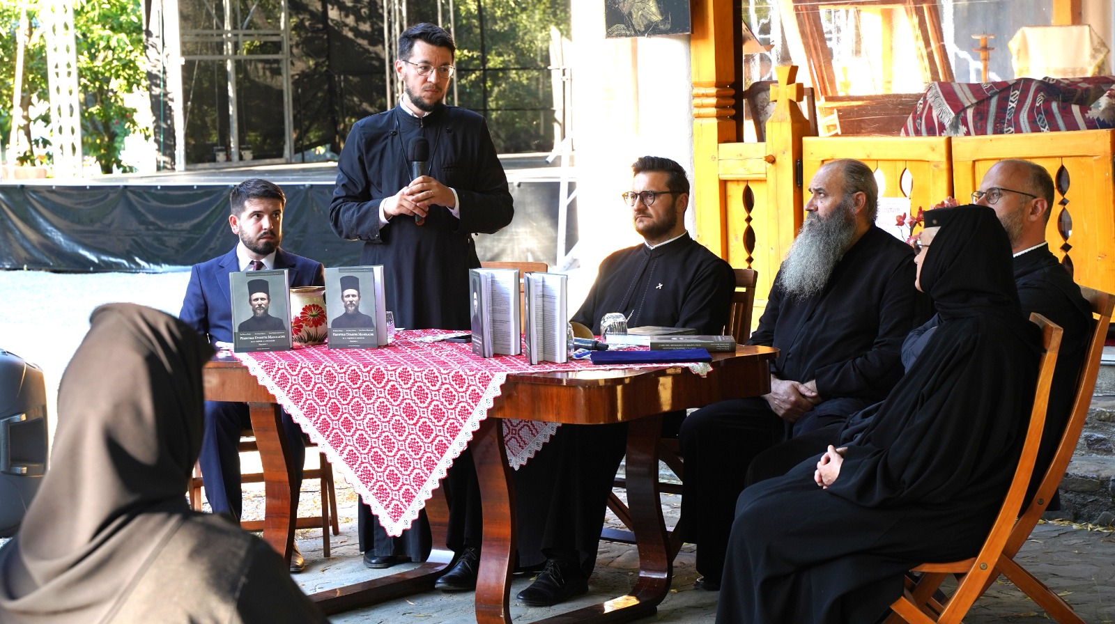 Eveniment editorial la Mănăstirea Râmeț: Au fost lansate două volume despre viața și lucrarea duhovnicească a Sfântului Dometie cel Milostiv