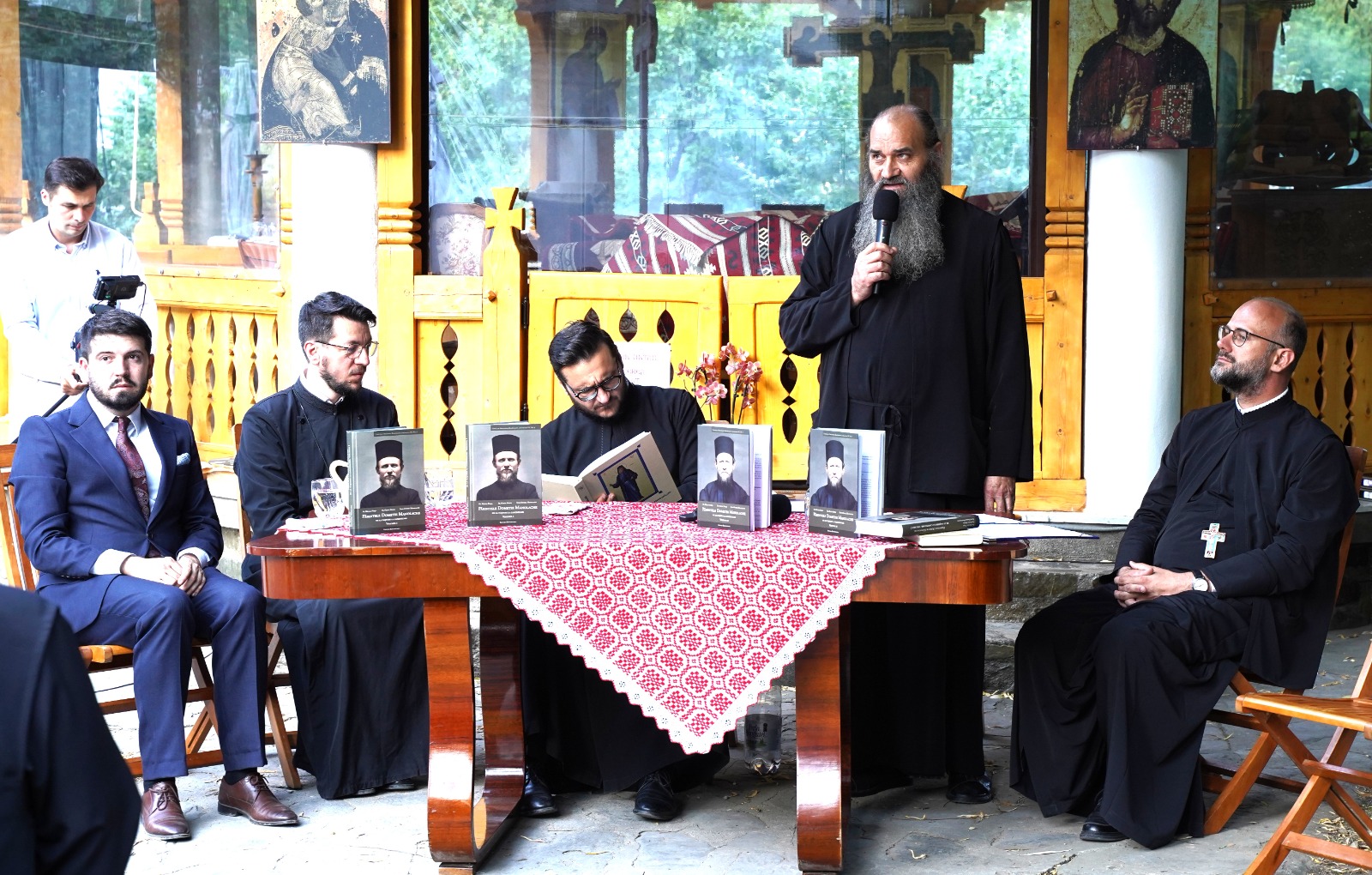 Eveniment editorial la Mănăstirea Râmeț: Au fost lansate două volume despre viața și lucrarea duhovnicească a Sfântului Dometie cel Milostiv