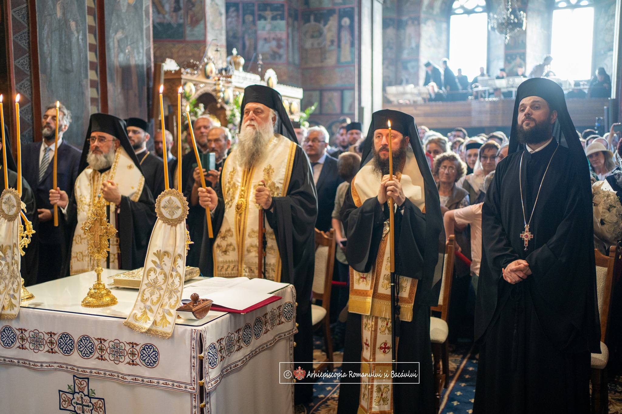 În această seară a avut loc, la Roman, slujba de ipopsifiere a Părintelui Arhimandrit Teofil Anăstăsoaie, Episcop-vicar ales al Arhiepiscopiei Romanului și Bacăului