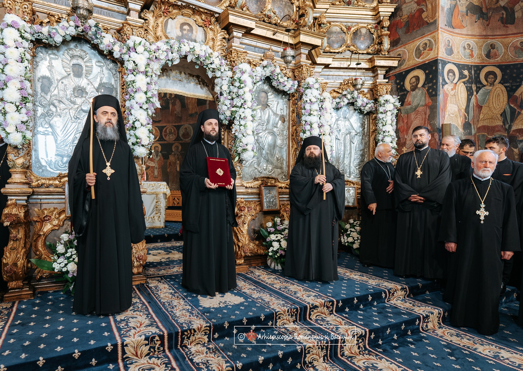 În această seară a avut loc, la Roman, slujba de ipopsifiere a Părintelui Arhimandrit Teofil Anăstăsoaie, Episcop-vicar ales al Arhiepiscopiei Romanului și Bacăului