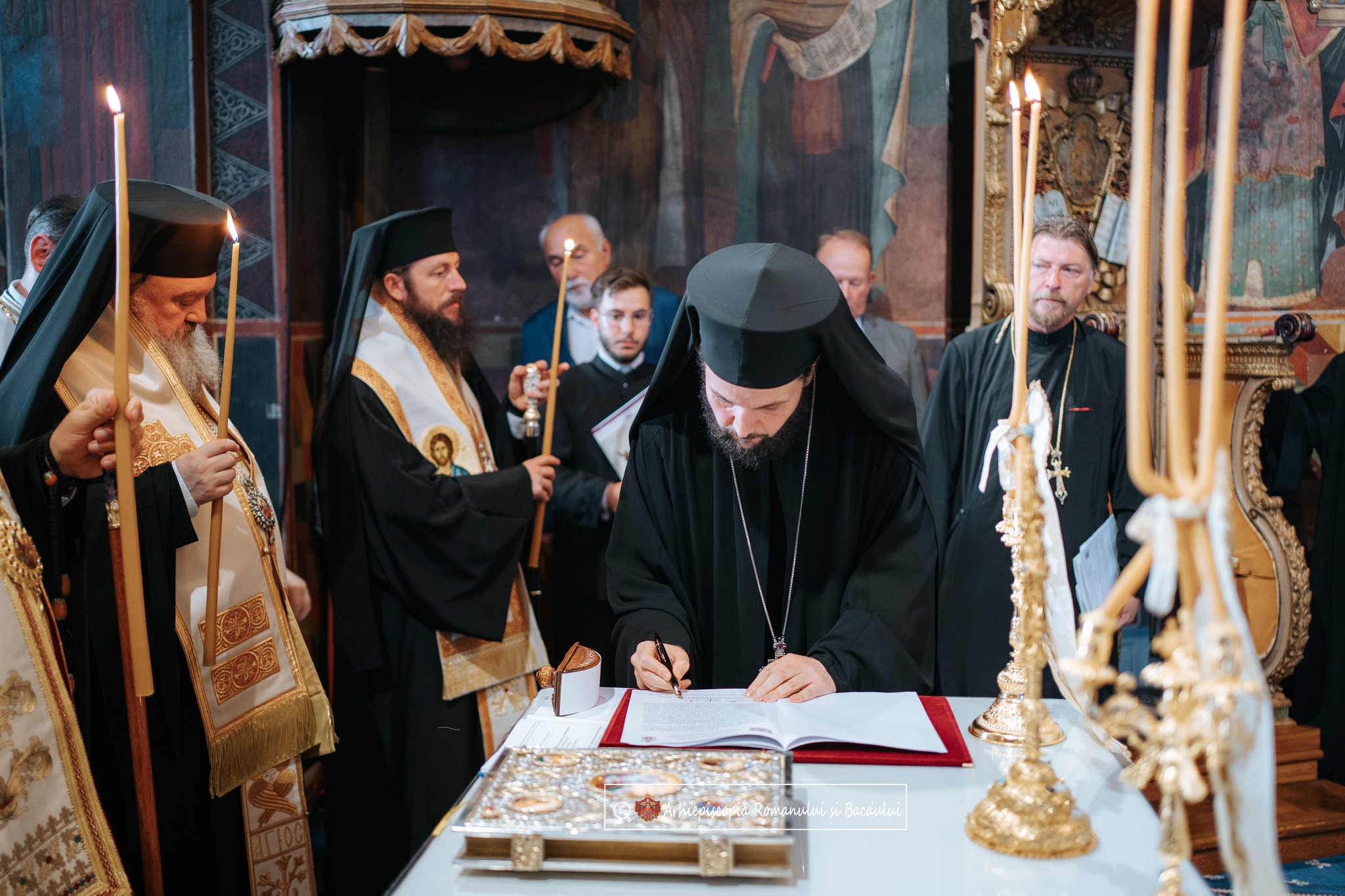 În această seară a avut loc, la Roman, slujba de ipopsifiere a Părintelui Arhimandrit Teofil Anăstăsoaie, Episcop-vicar ales al Arhiepiscopiei Romanului și Bacăului