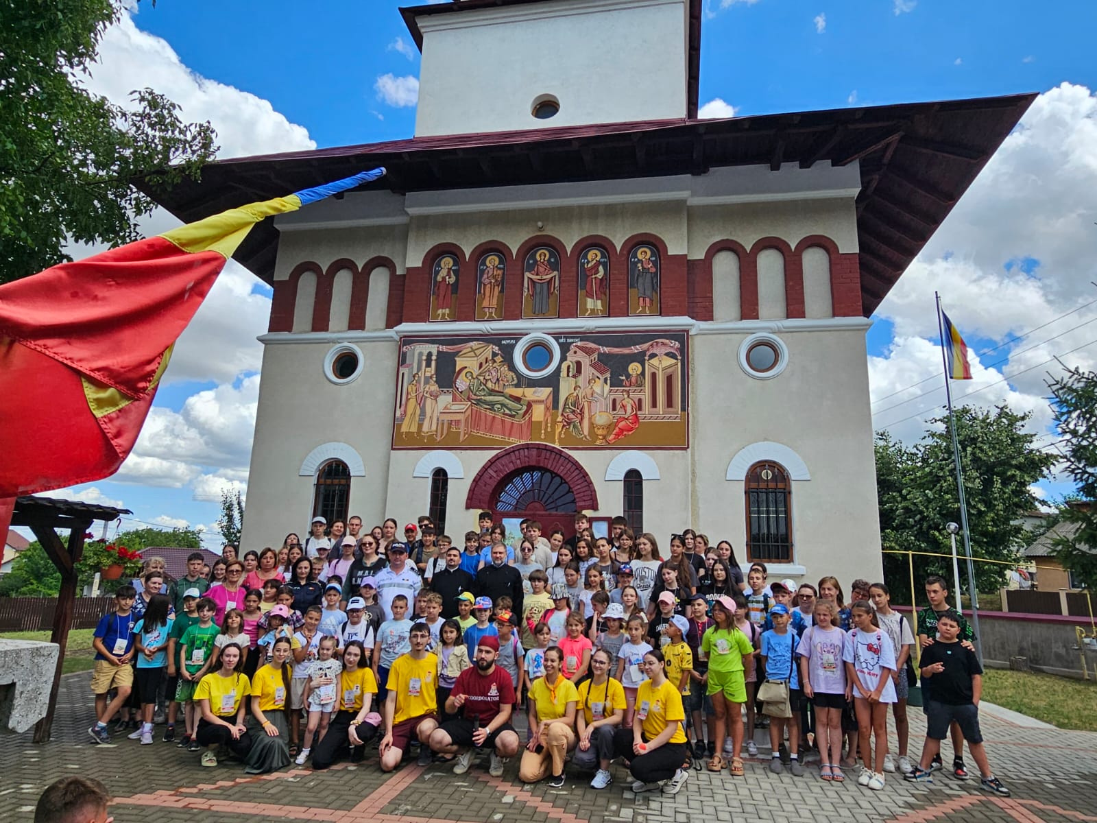 Polițiștii și reprezentanții Agenției Împotriva Traficului de Persoane din Iași, alături de copiii din taberele de vară