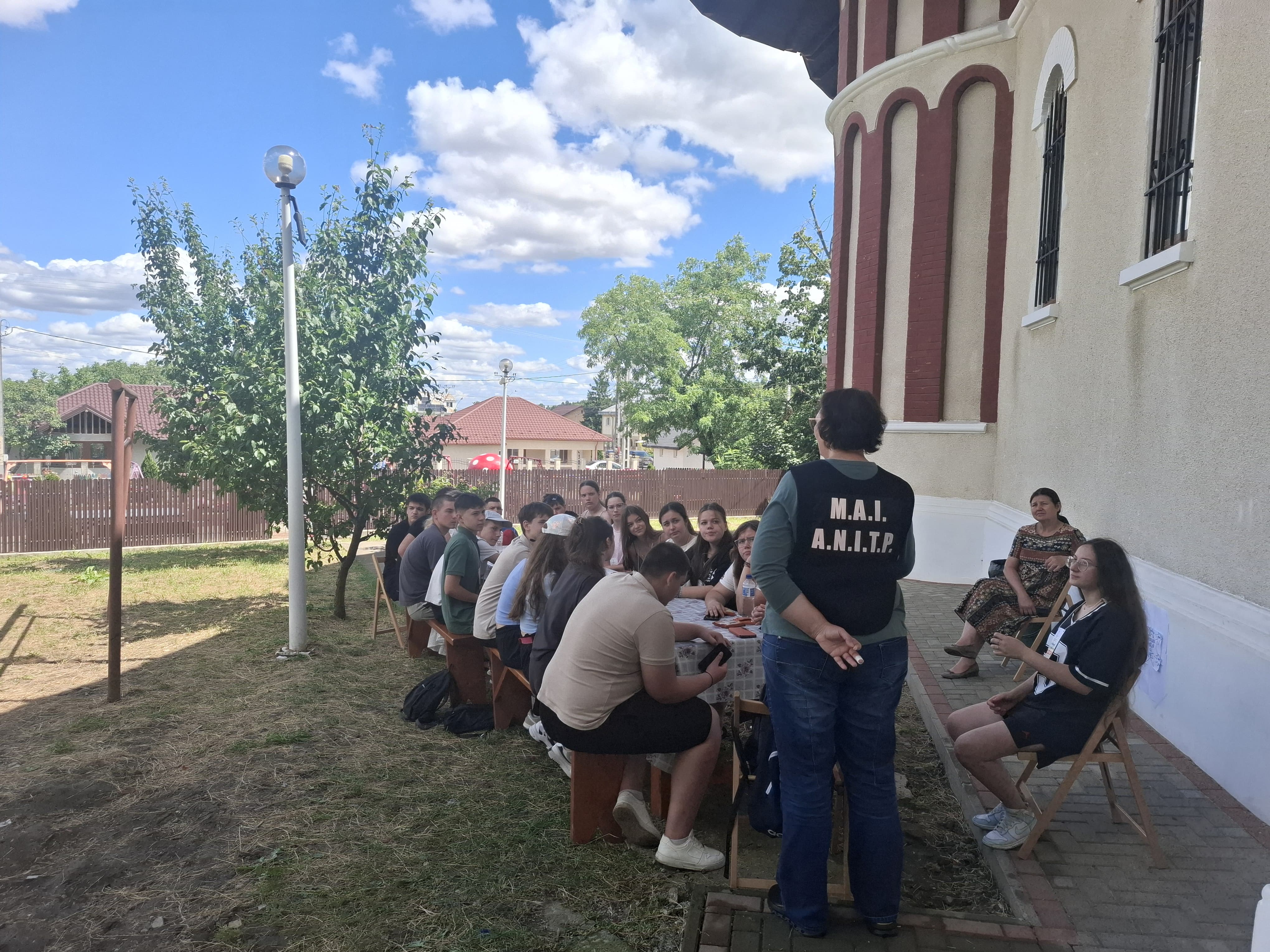 Polițiștii și reprezentanții Agenției Împotriva Traficului de Persoane din Iași, alături de copiii din taberele de vară