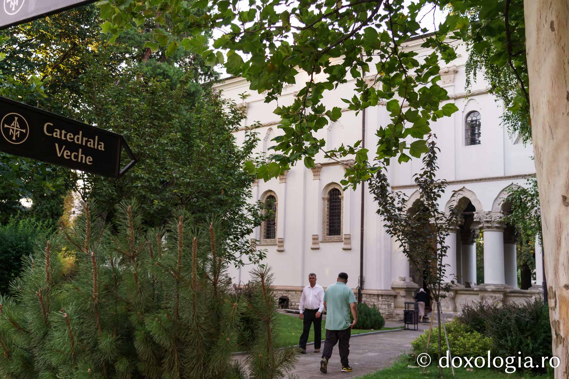 Peste 100 de pelerini au pornit pe jos spre Ceahlău și Sihla, pe urmele sfinților nemțeni