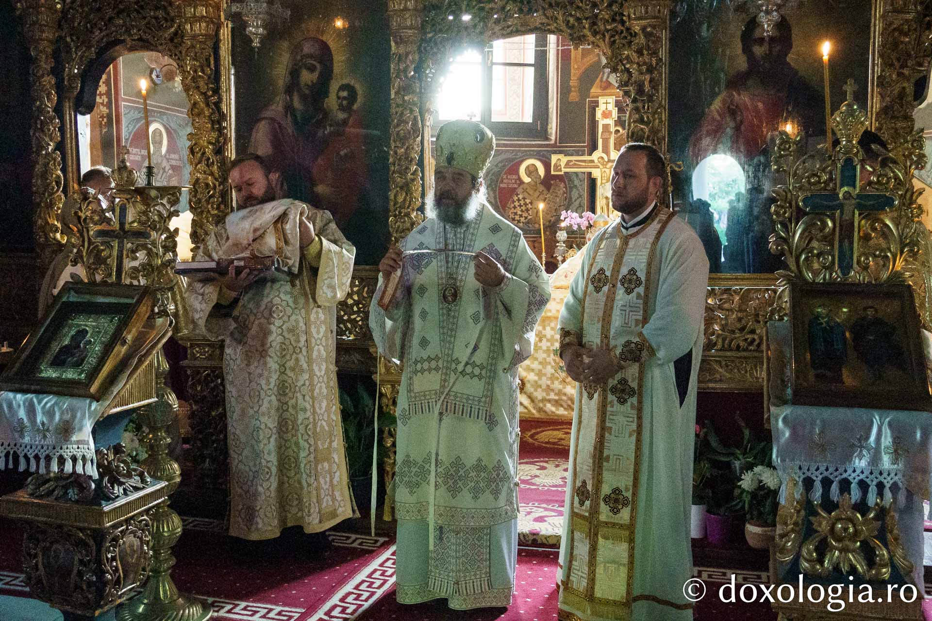 Peste 100 de pelerini au pornit pe jos spre Ceahlău și Sihla, pe urmele sfinților nemțeni