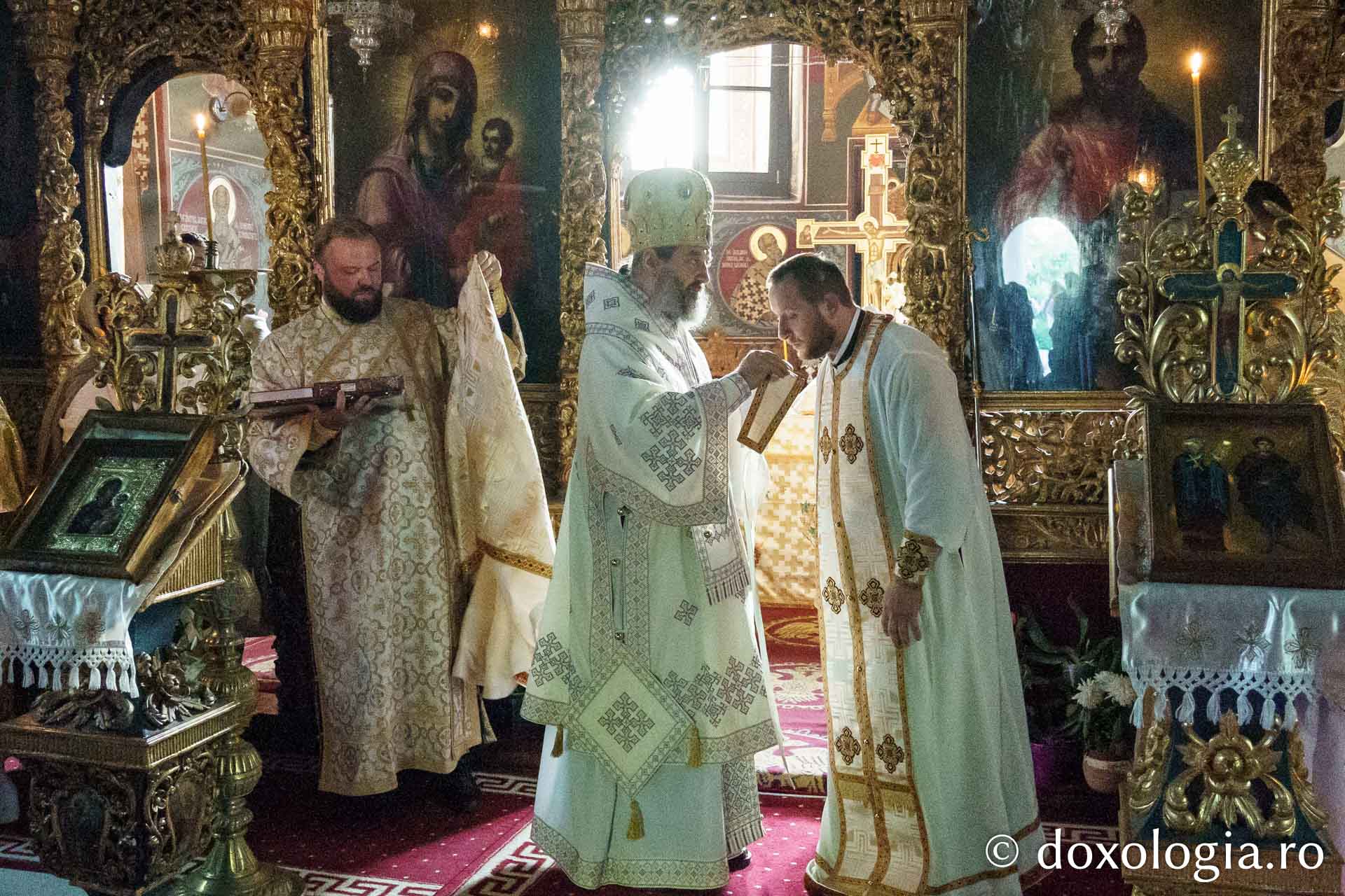 Peste 100 de pelerini au pornit pe jos spre Ceahlău și Sihla, pe urmele sfinților nemțeni