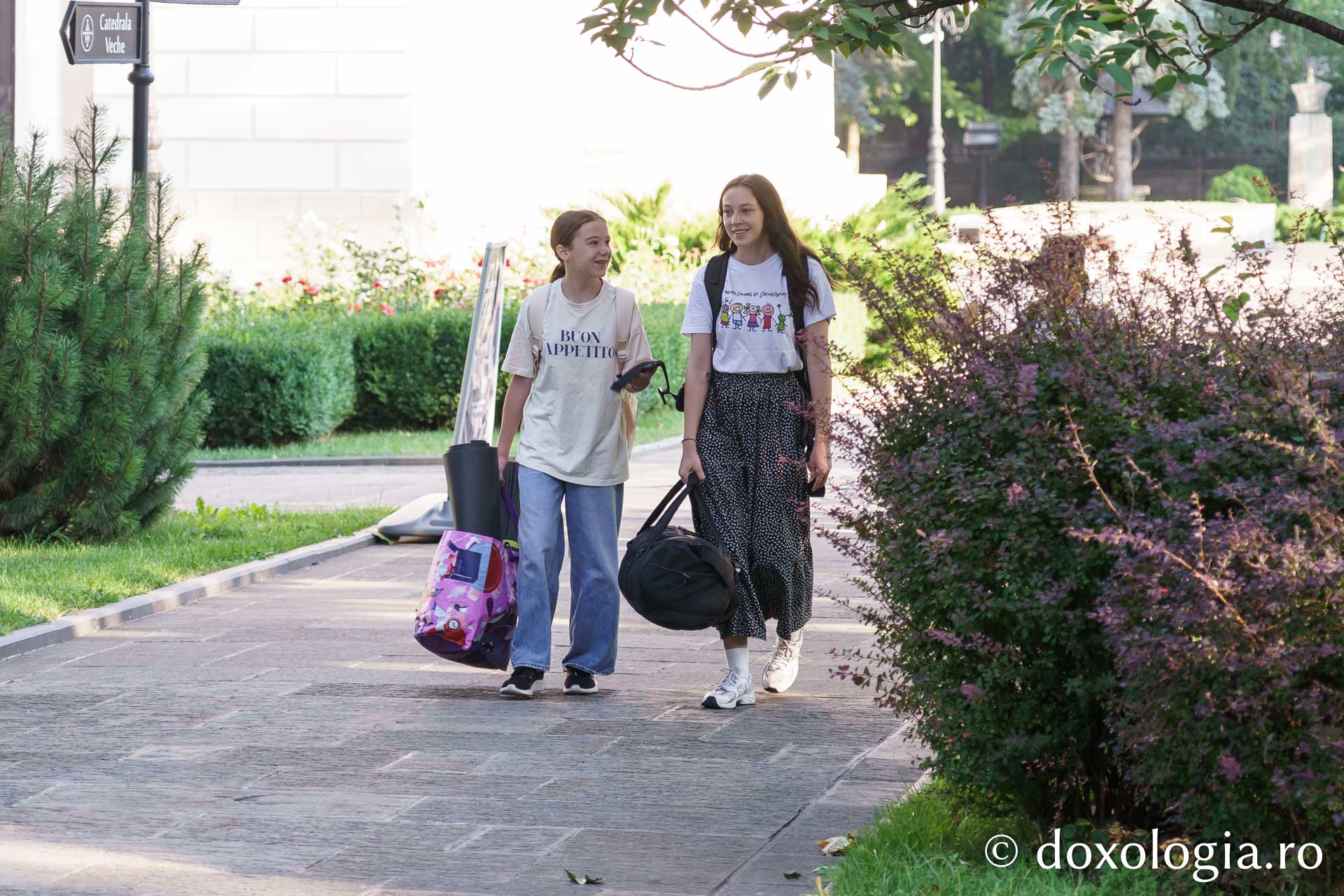 Peste 100 de pelerini au pornit pe jos spre Ceahlău și Sihla, pe urmele sfinților nemțeni