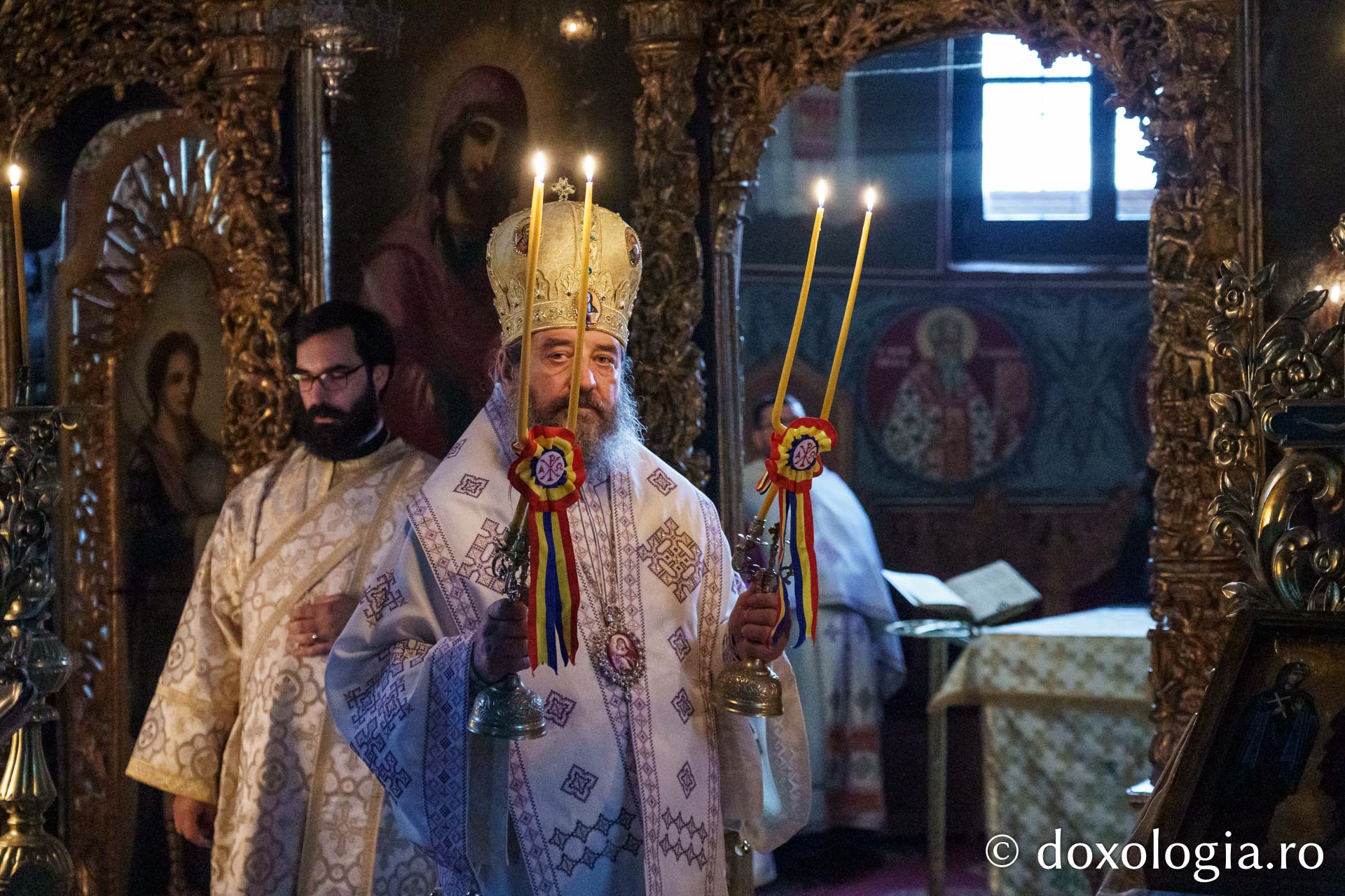 Peste 100 de pelerini au pornit pe jos spre Ceahlău și Sihla, pe urmele sfinților nemțeni