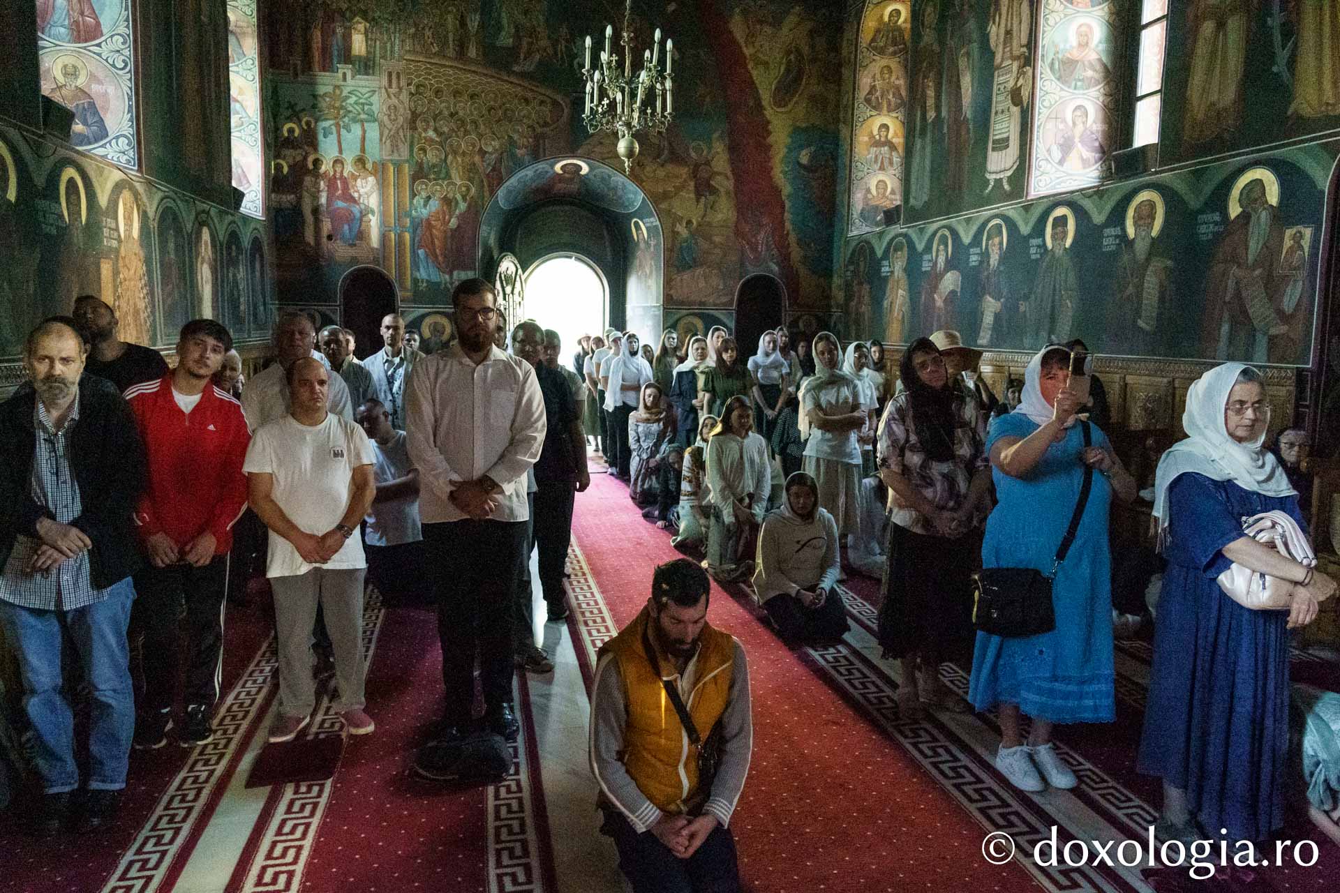 Peste 100 de pelerini au pornit pe jos spre Ceahlău și Sihla, pe urmele sfinților nemțeni