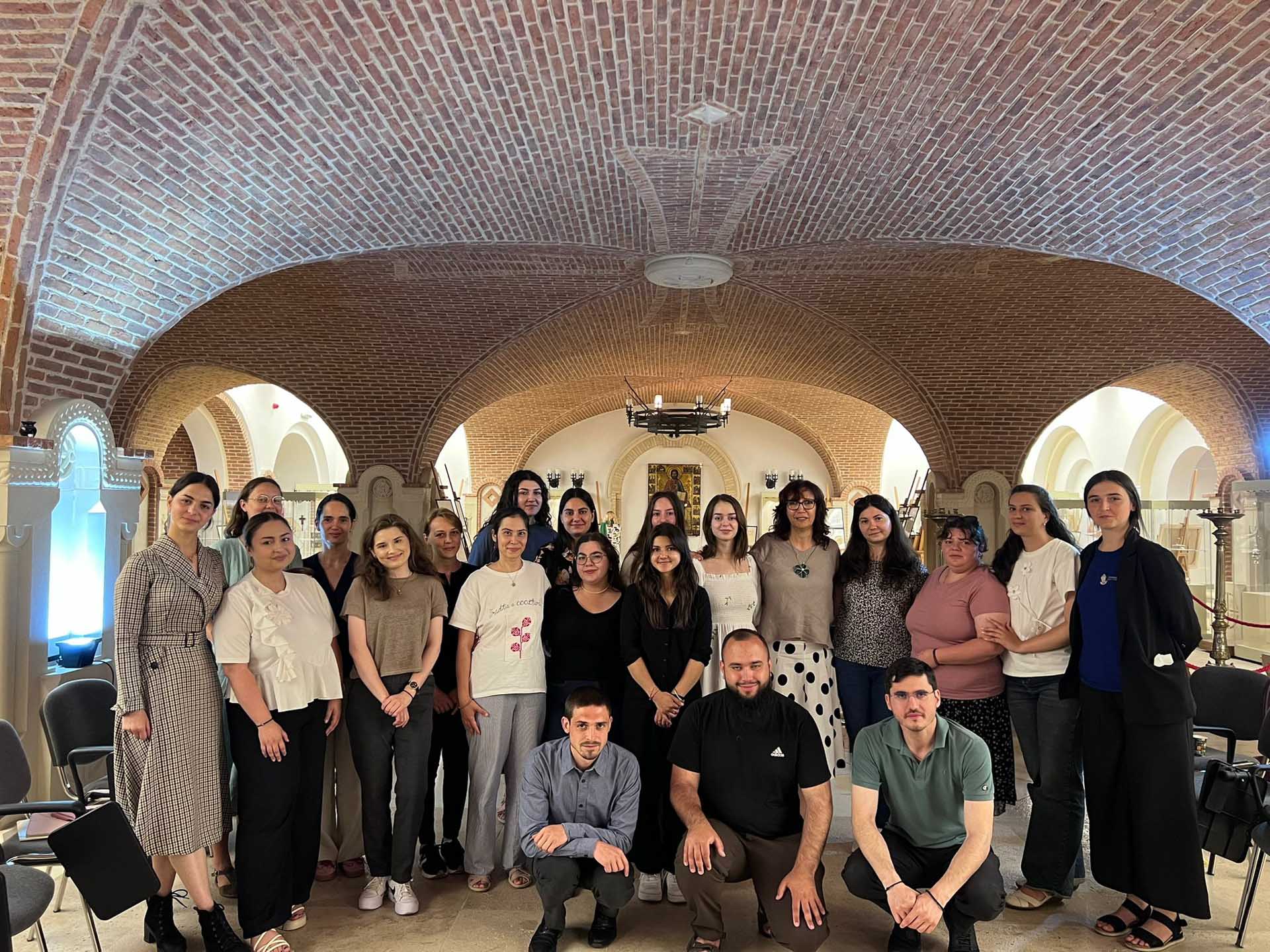 Atelier de scriere de povești pentru tinerii voluntari ai Arhiepiscopiei Iașilor