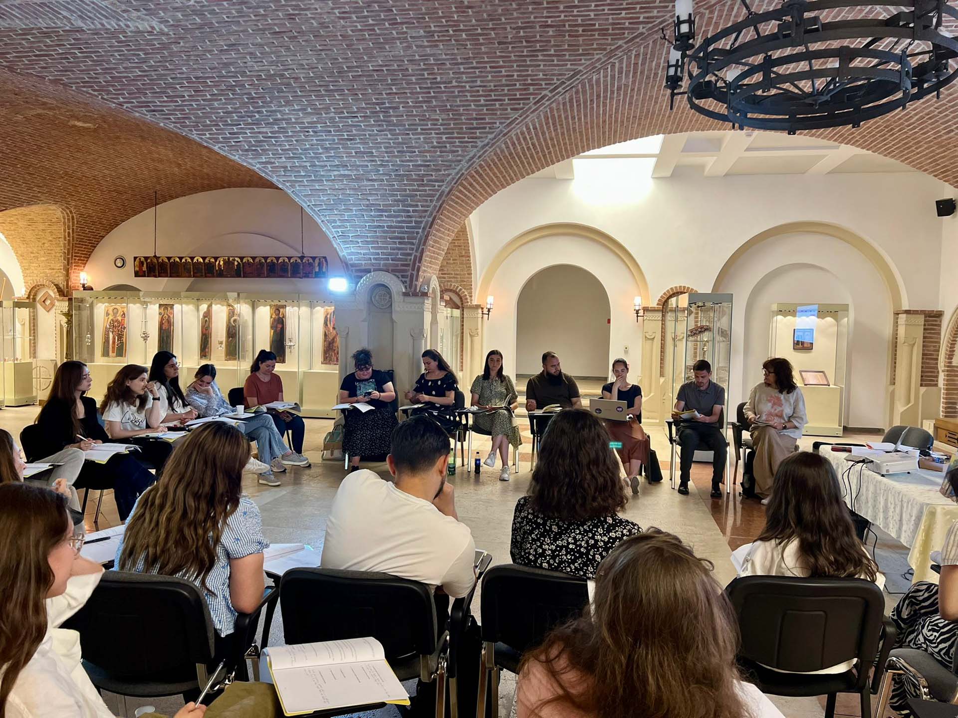 Atelier de scriere de povești pentru tinerii voluntari ai Arhiepiscopiei Iașilor