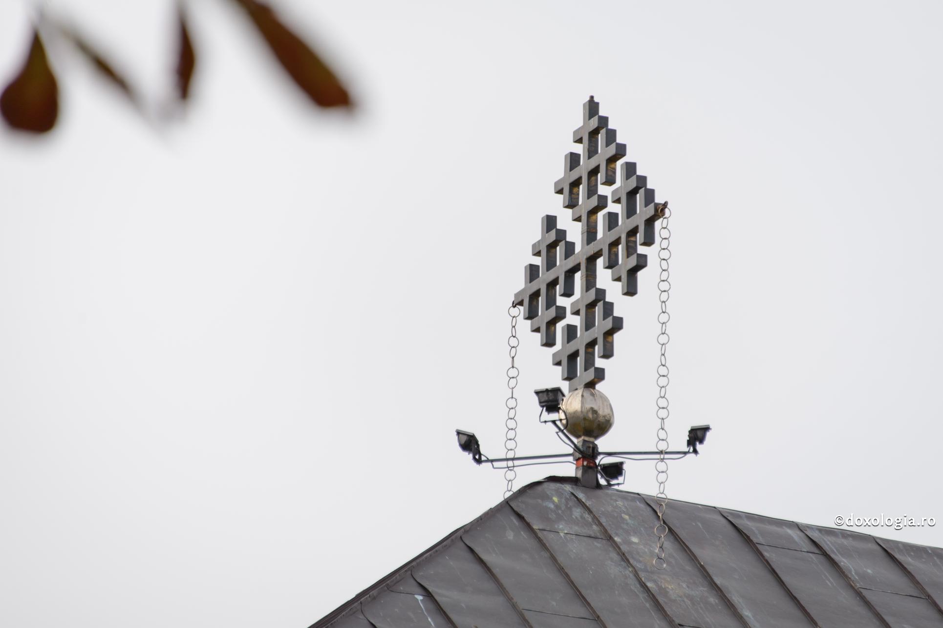 Comunicat de presă: Canonizarea a 16 femei cu viață sfântă / Foto: Oana Nechifor Crucea patriarhală