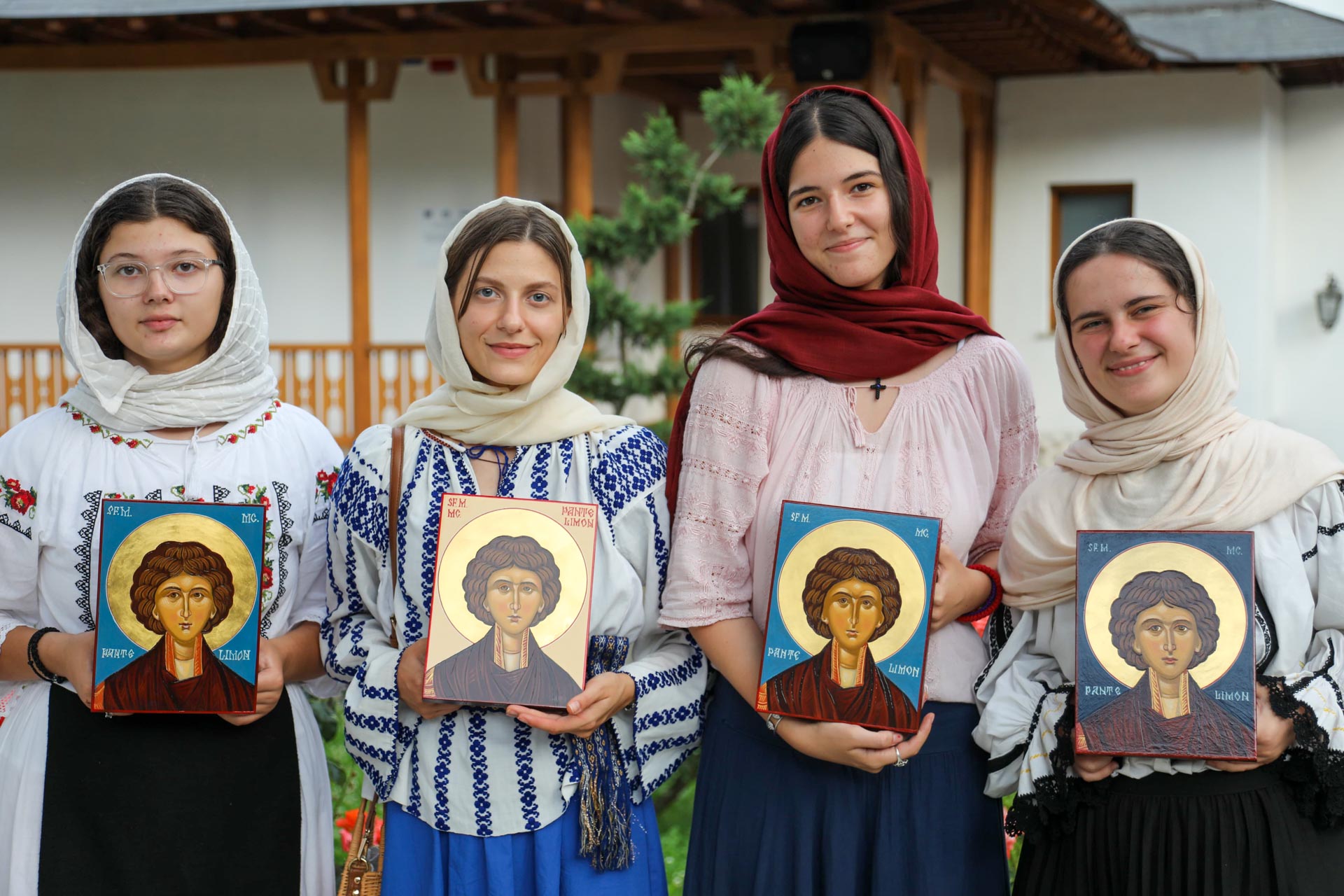 Chipul Sfântului Pantelimon pictat cu rugăciune și dăruire, în cadrul unei tabere de icoane la Mănăstirea Sihăstria Neamț