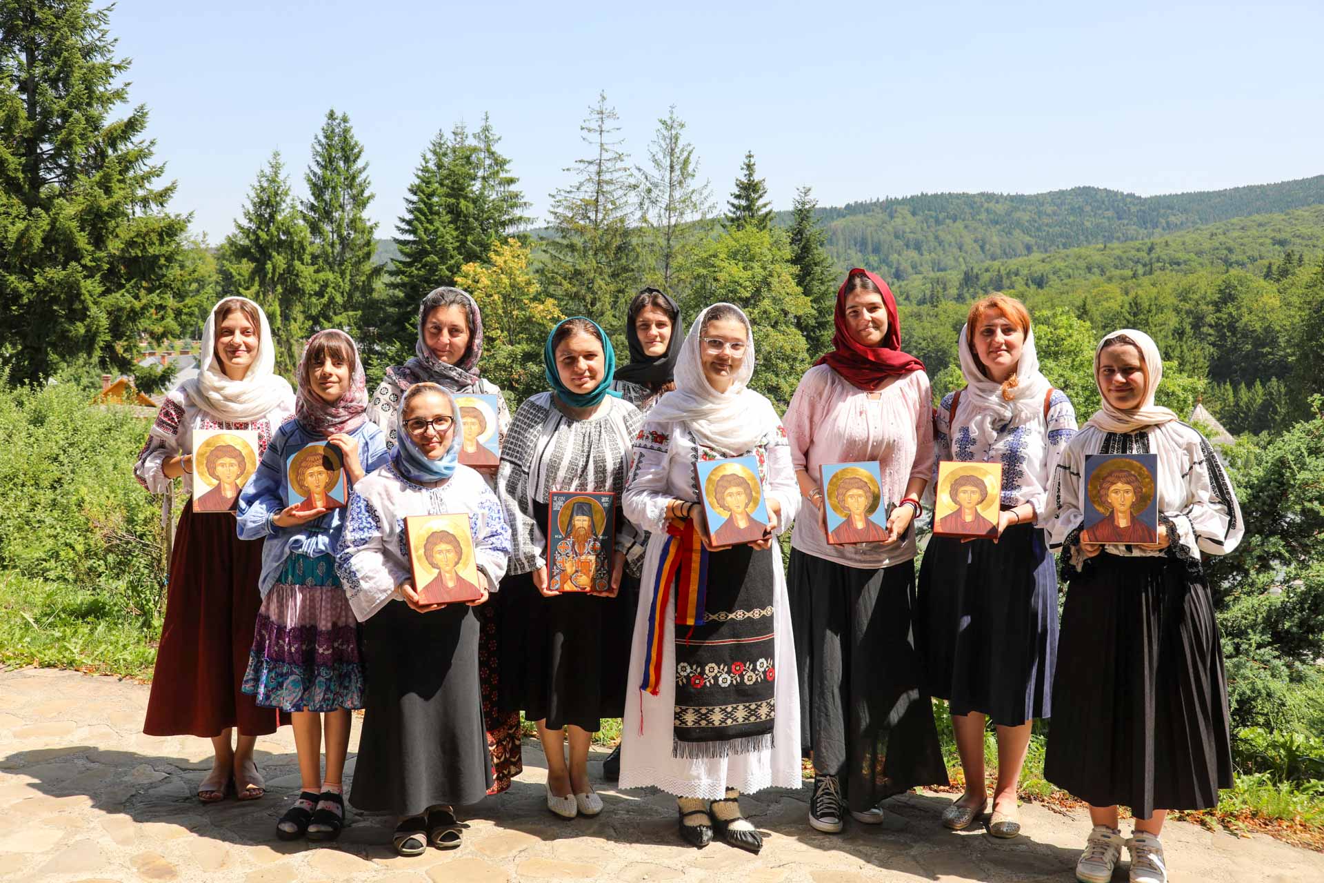 Chipul Sfântului Pantelimon pictat cu rugăciune și dăruire, în cadrul unei tabere de icoane la Mănăstirea Sihăstria Neamț