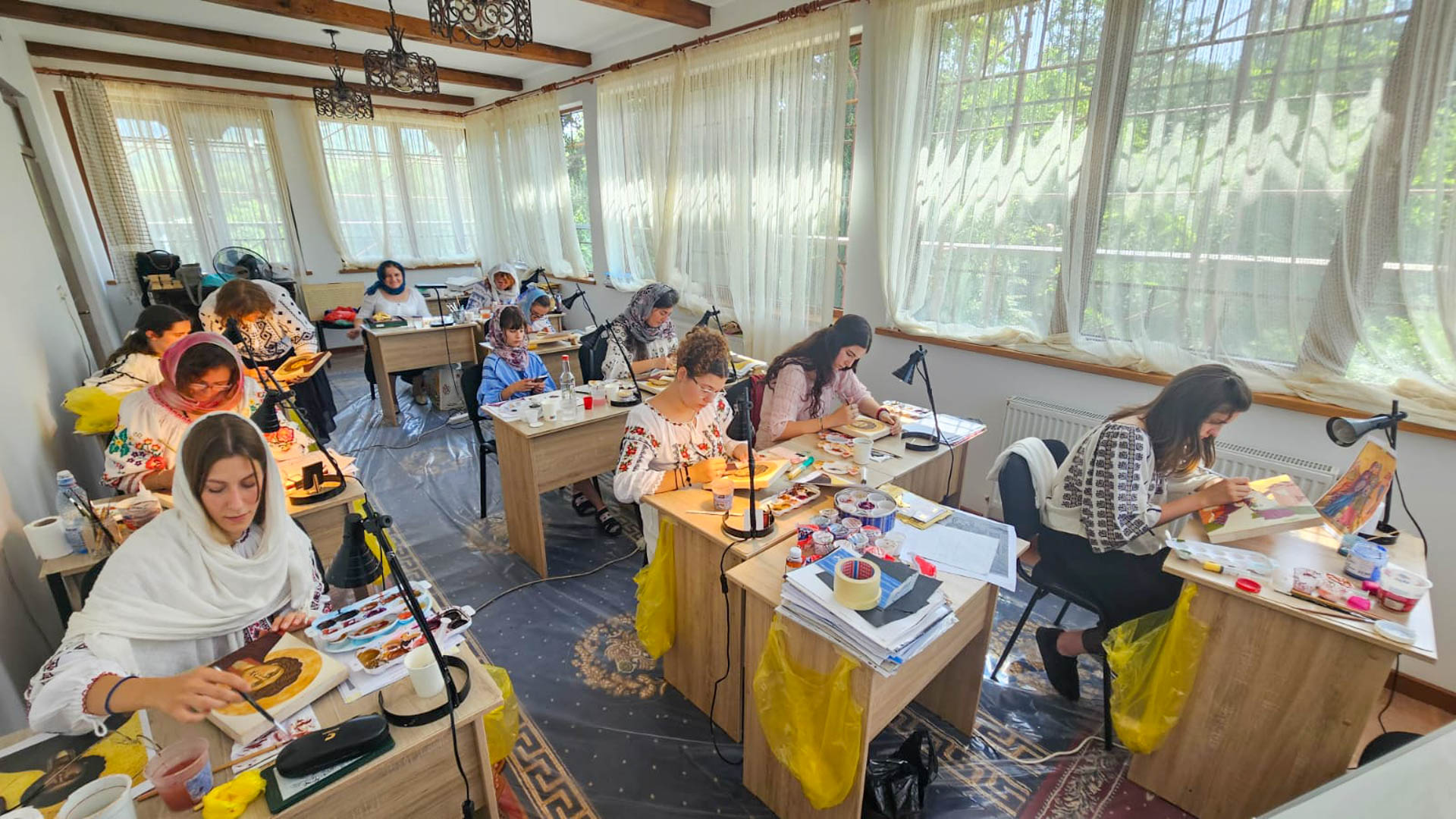 Chipul Sfântului Pantelimon pictat cu rugăciune și dăruire, în cadrul unei tabere de icoane la Mănăstirea Sihăstria Neamț