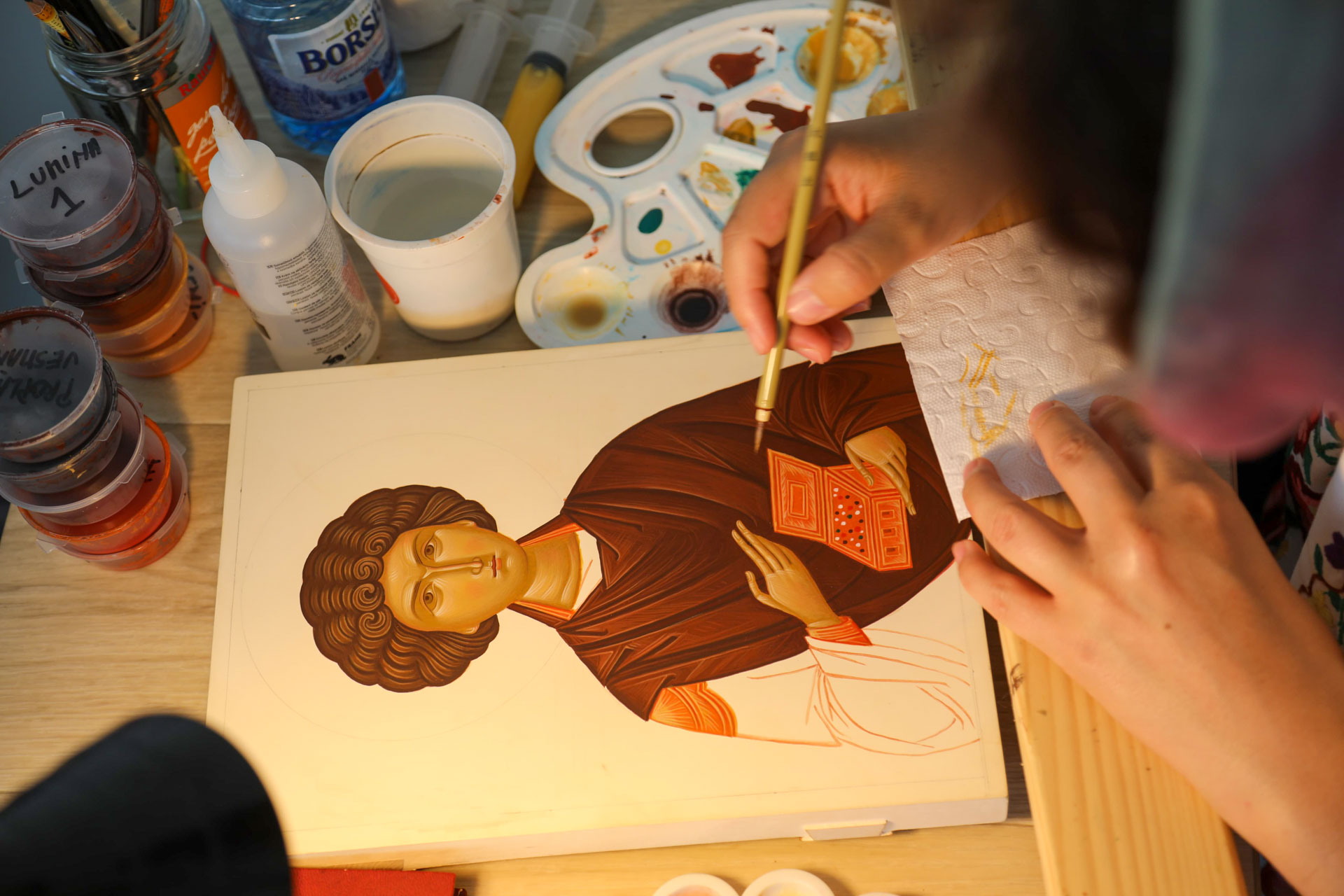 Chipul Sfântului Pantelimon pictat cu rugăciune și dăruire, în cadrul unei tabere de icoane la Mănăstirea Sihăstria Neamț