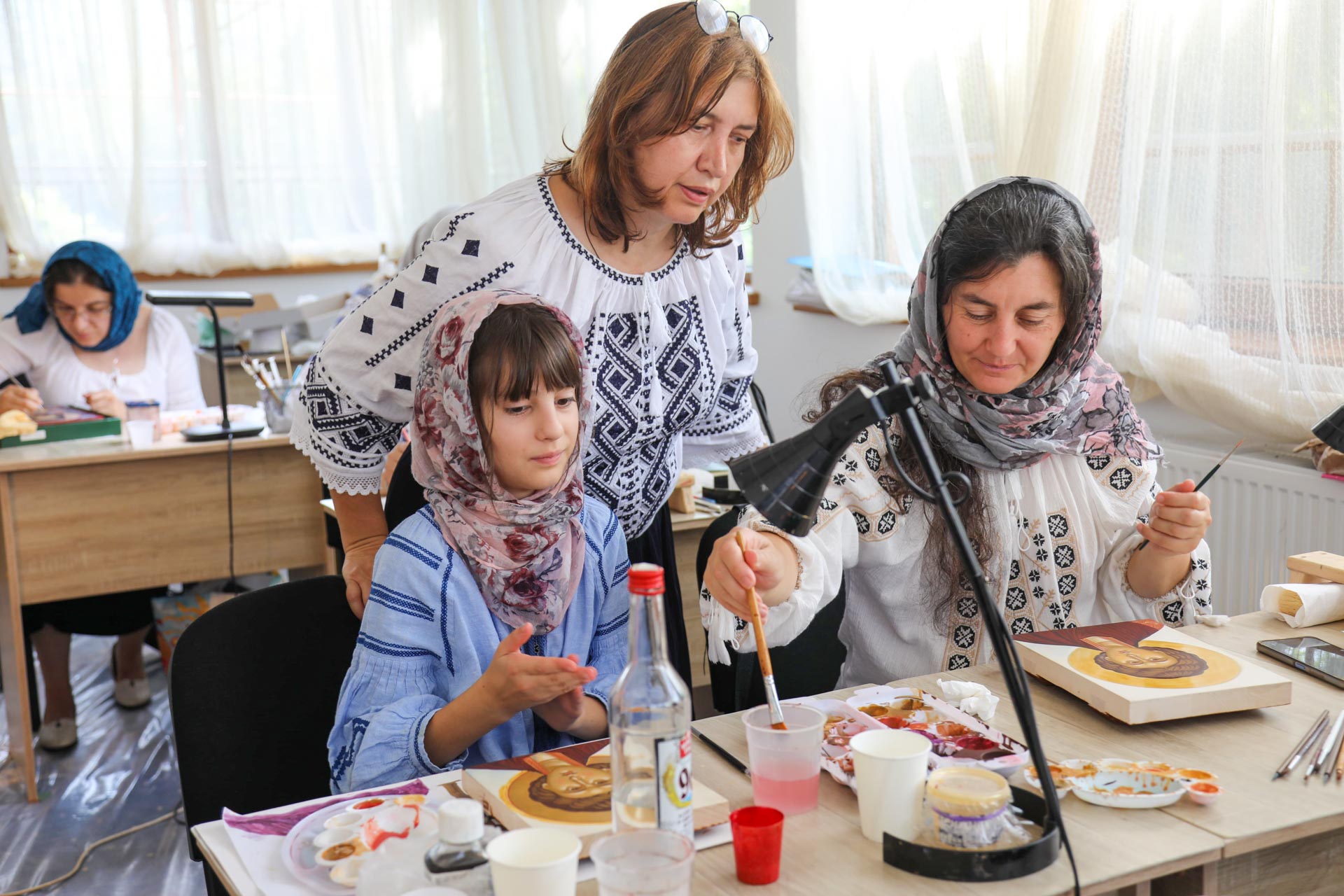 Chipul Sfântului Pantelimon pictat cu rugăciune și dăruire, în cadrul unei tabere de icoane la Mănăstirea Sihăstria Neamț