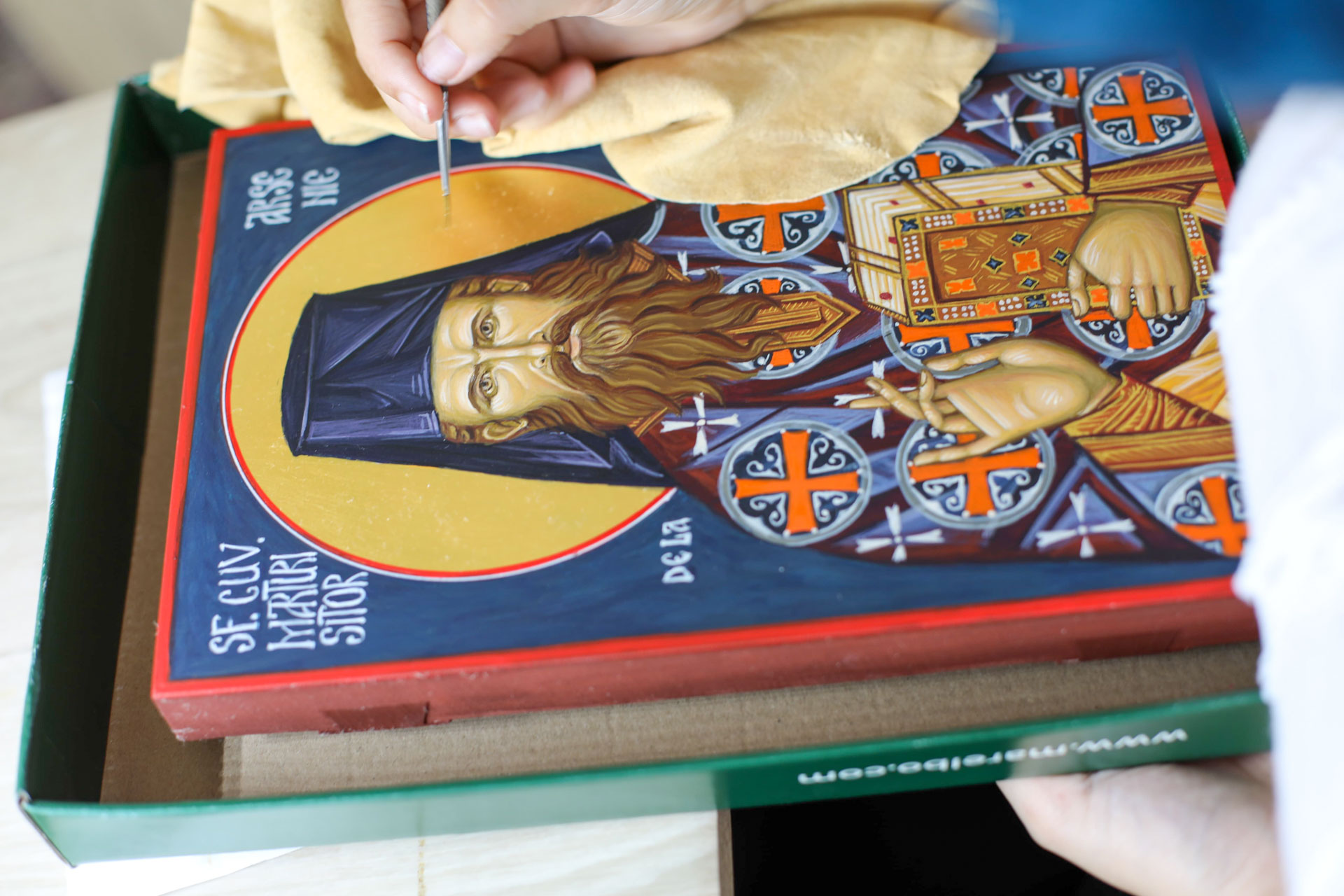 Chipul Sfântului Pantelimon pictat cu rugăciune și dăruire, în cadrul unei tabere de icoane la Mănăstirea Sihăstria Neamț