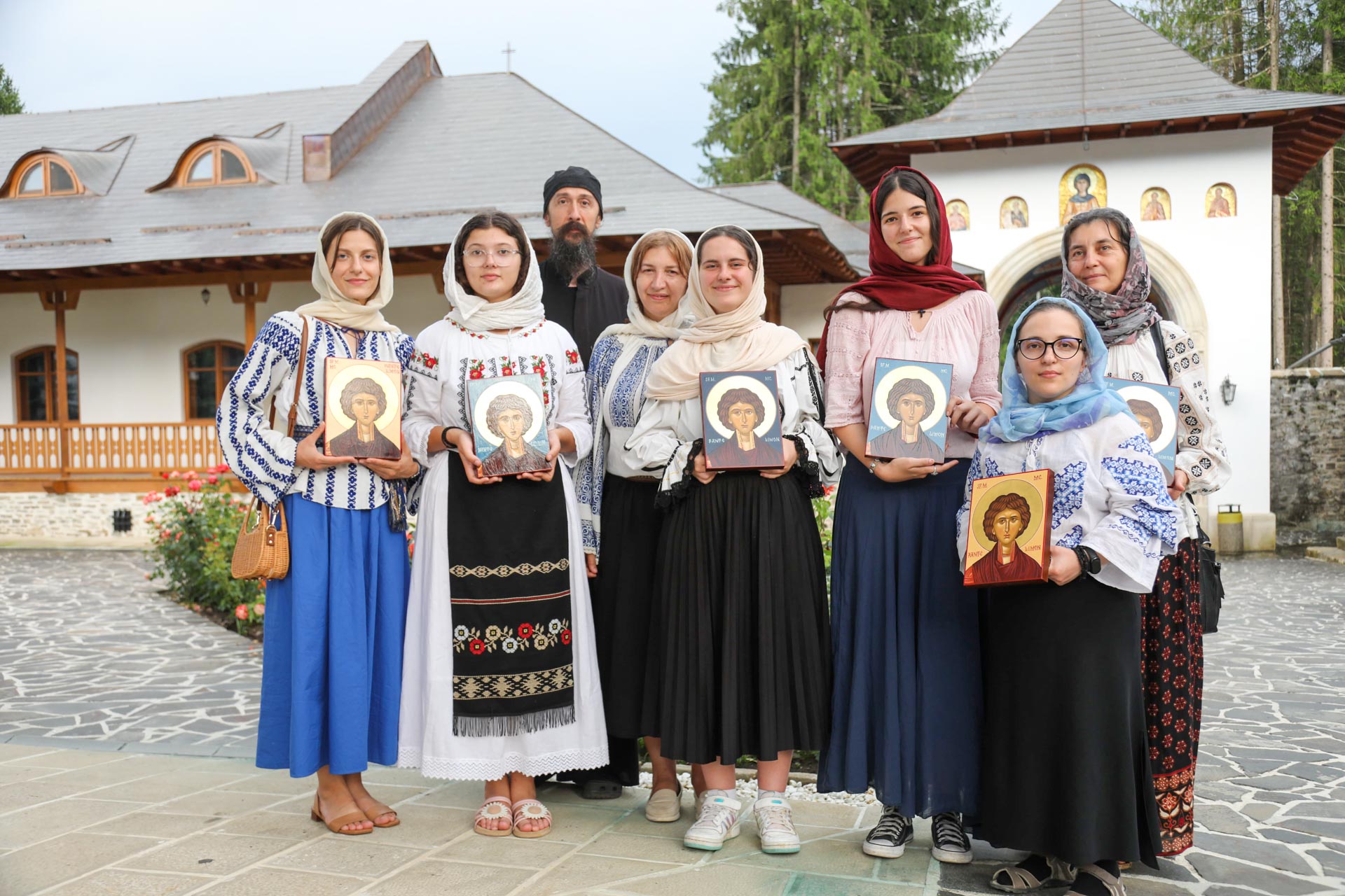 Chipul Sfântului Pantelimon pictat cu rugăciune și dăruire, în cadrul unei tabere de icoane la Mănăstirea Sihăstria Neamț