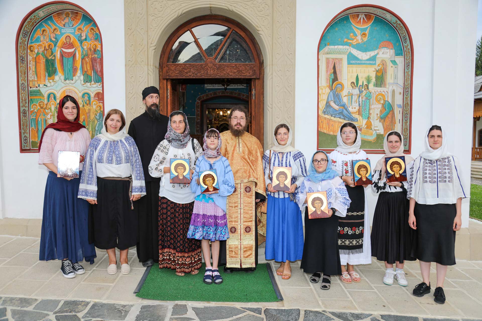 Chipul Sfântului Pantelimon pictat cu rugăciune și dăruire, în cadrul unei tabere de icoane la Mănăstirea Sihăstria Neamț