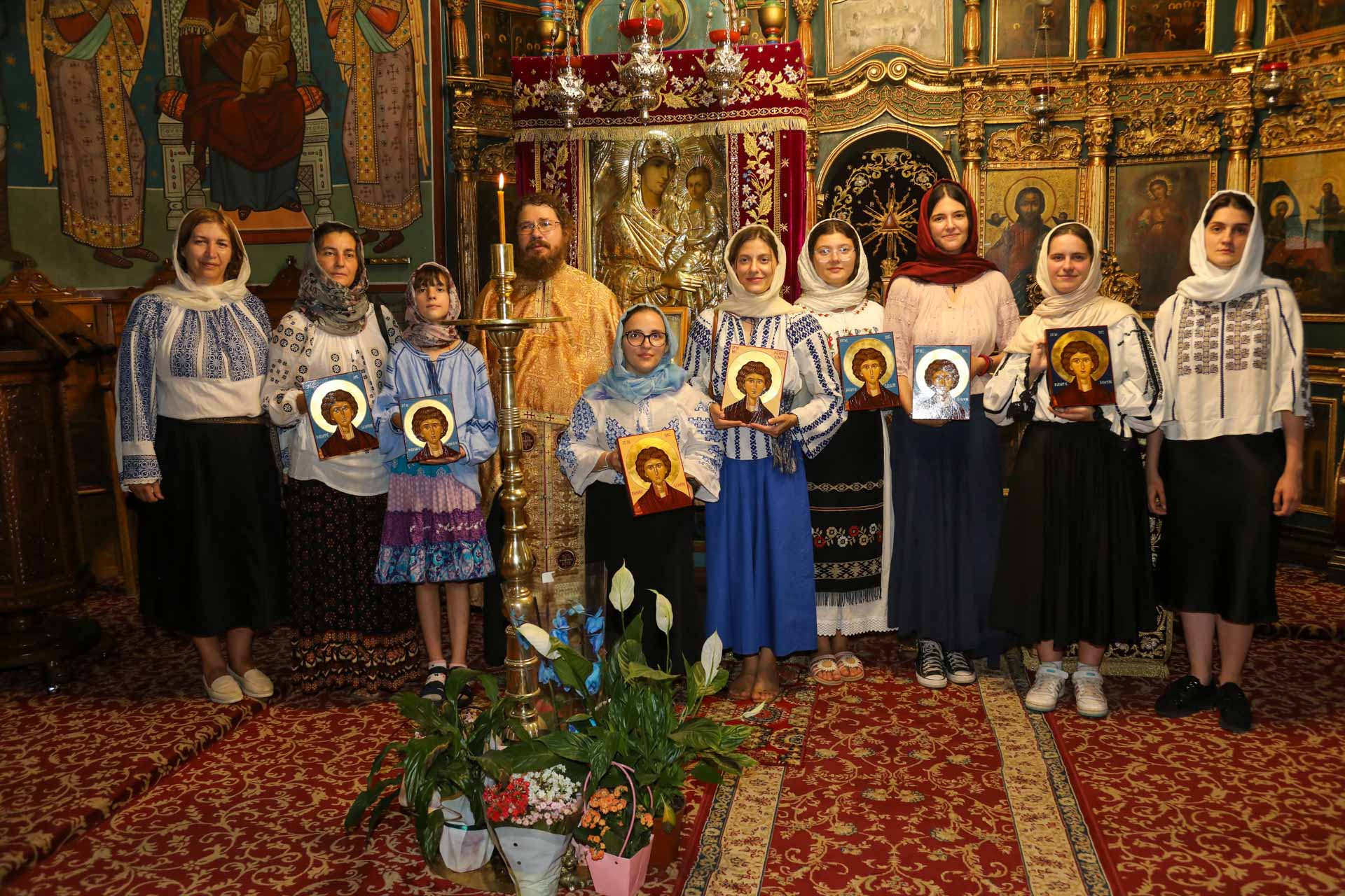 Chipul Sfântului Pantelimon pictat cu rugăciune și dăruire, în cadrul unei tabere de icoane la Mănăstirea Sihăstria Neamț