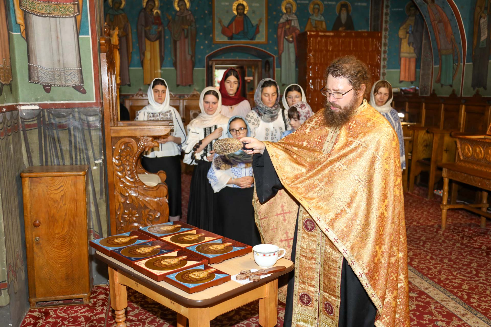 Chipul Sfântului Pantelimon pictat cu rugăciune și dăruire, în cadrul unei tabere de icoane la Mănăstirea Sihăstria Neamț