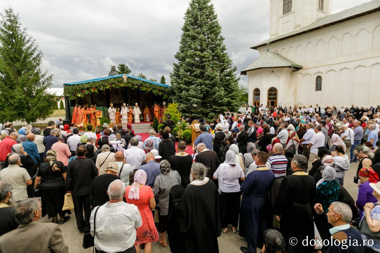 Foto arhivă: pr. Silviu Cluci Sărbătoarea Sfintei Mari Mucenițe Chiriachi la Catedrala Episcopală din Huși | Program