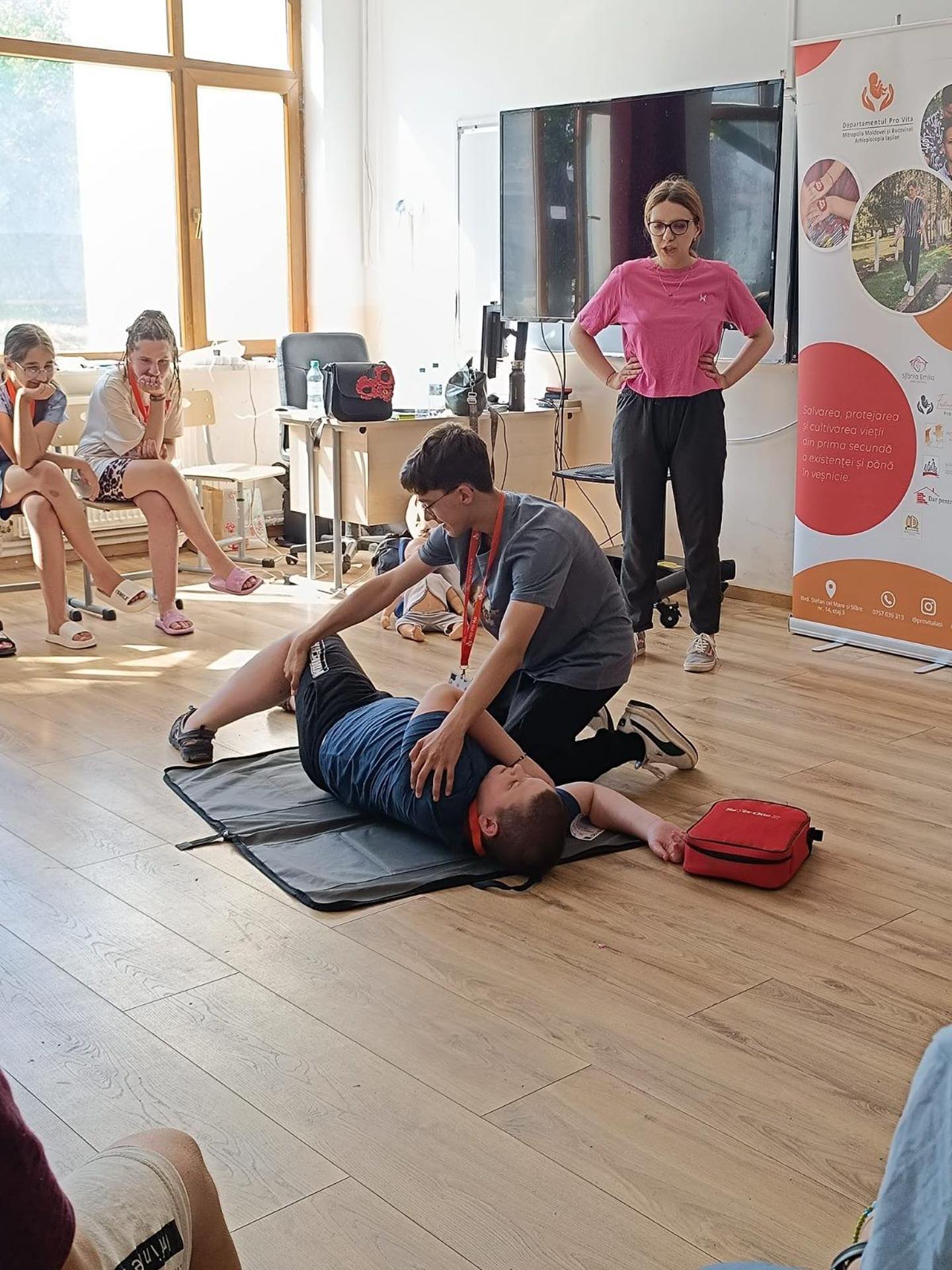 În vacanță, dar mai aproape de visurile lor: 25 de elevi, bursieri Pro Vita, au fost protagoniștii unei săptămâni speciale