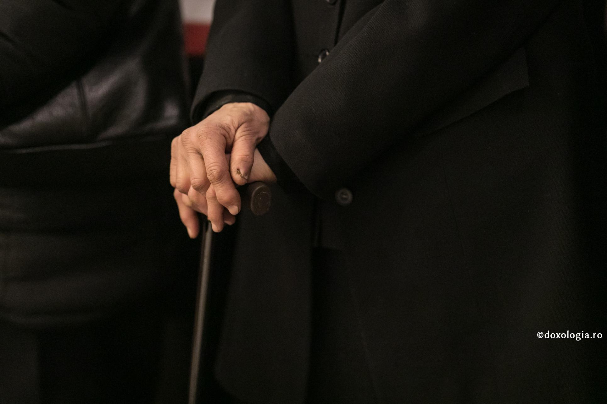 mâini pe baston