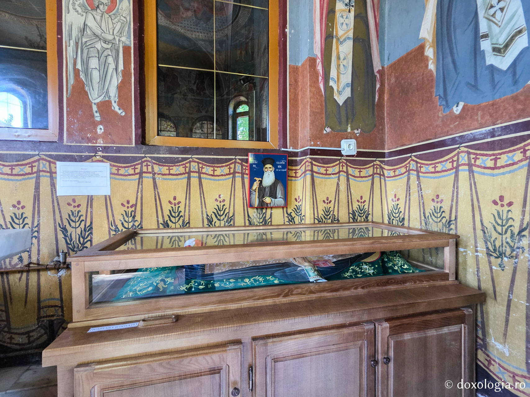 Osemintele Arhimandritului Elefterie Mihail, primul stareț al Mănăstirii Dervent / Foto: Magda Buftea Osemintele Arhimandritului Elefterie Mihail, primul stareț al Mănăstirii Dervent