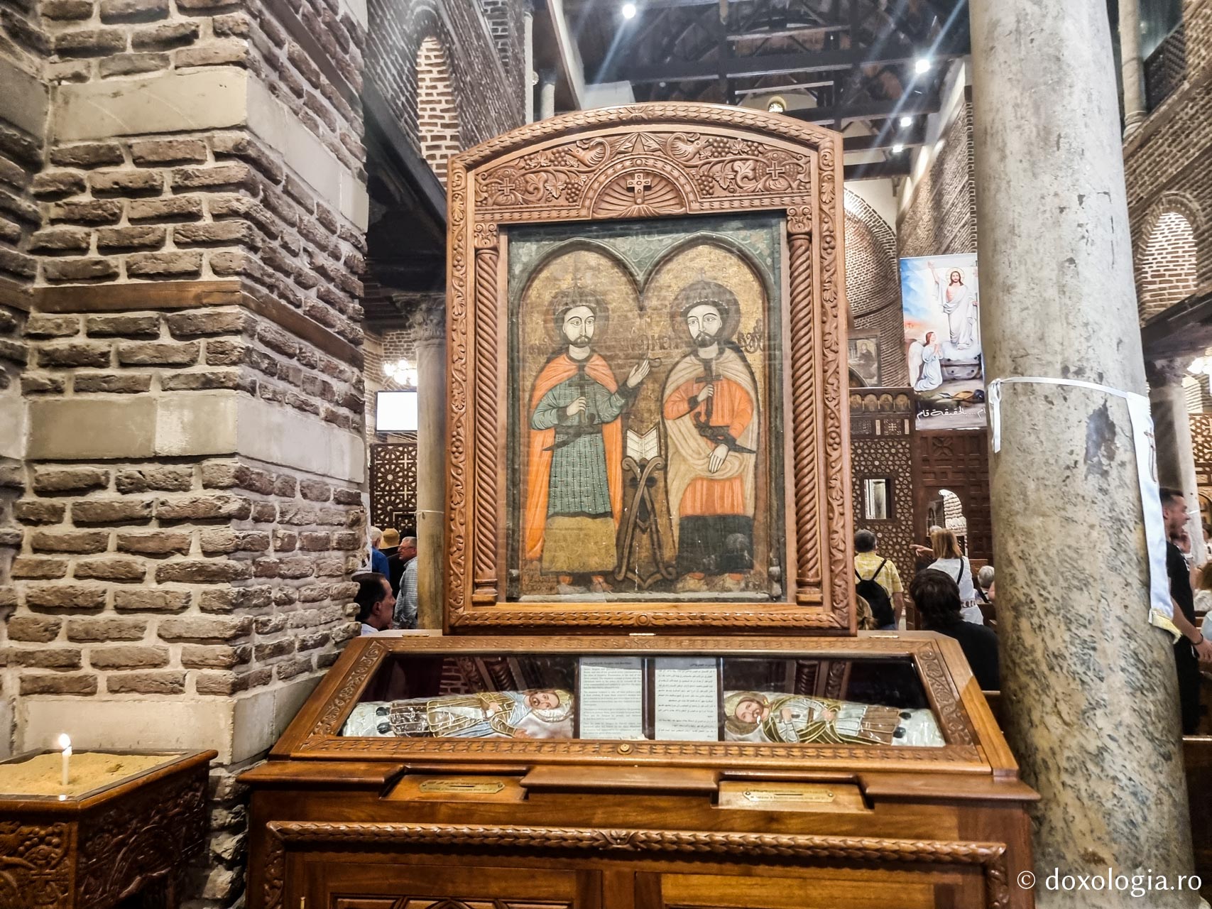 Închinare la moaștele Sfinților Mari Mucenici Serghie și Vah / Foto: Magda Buftea Închinare la moaștele Sfinților Mari Mucenici Serghie și Vah