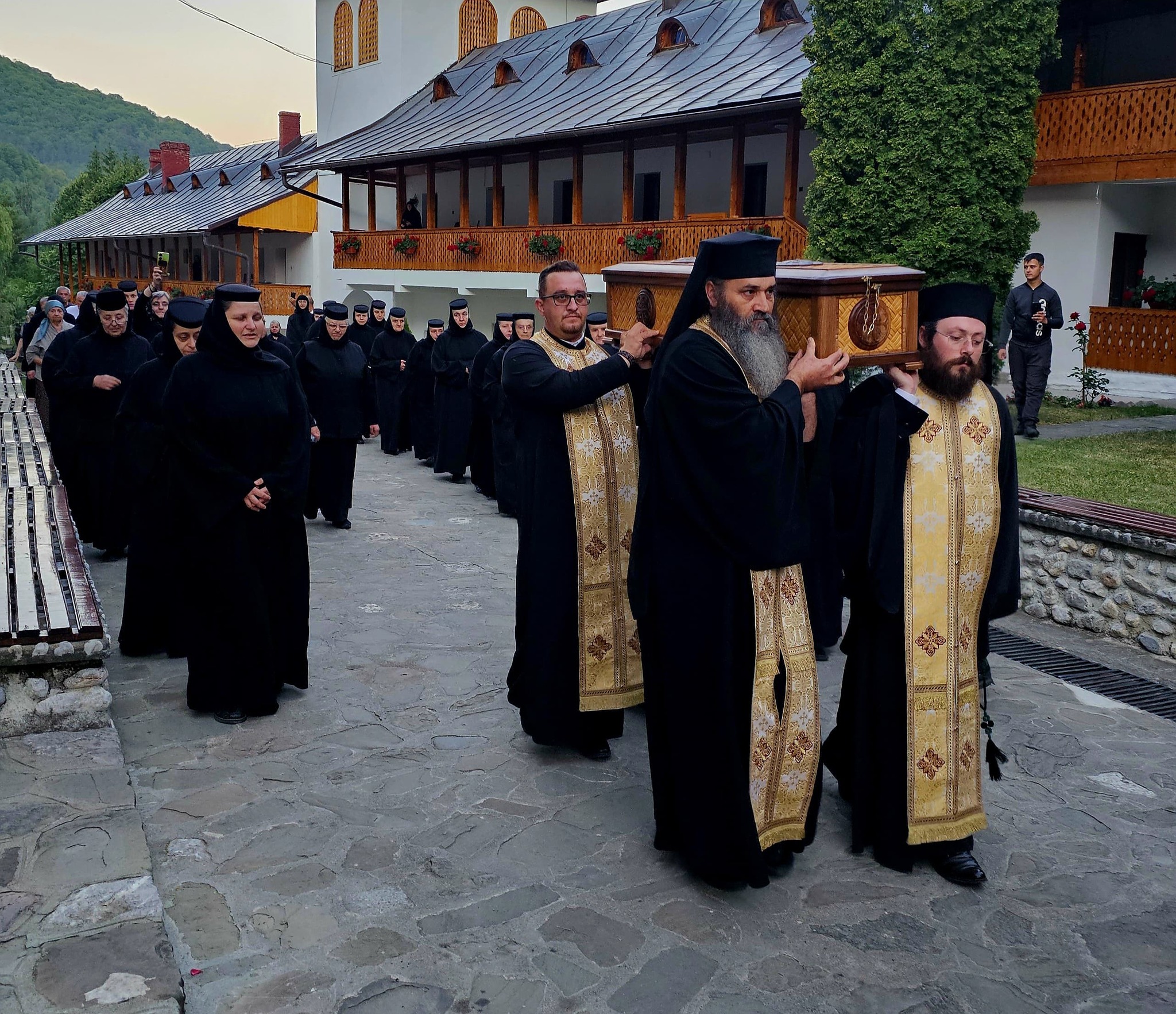 Moaștele Sfântului Dometie cel Milostiv, așezate spre închinare la Mănăstirea Râmeț