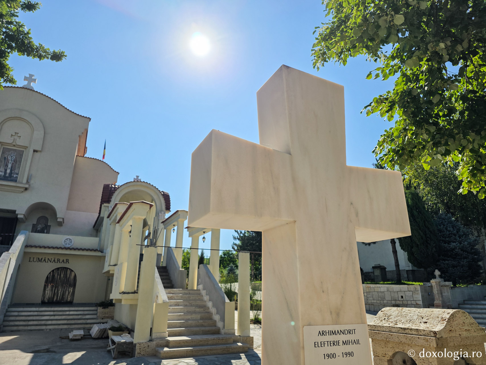 Mormântul Arhimandritului Elefterie Mihail, primul stareț al Mănăstirii Dervent / Foto: Magda Buftea Mormântul Arhimandritului Elefterie Mihail, primul stareț al Mănăstirii Dervent