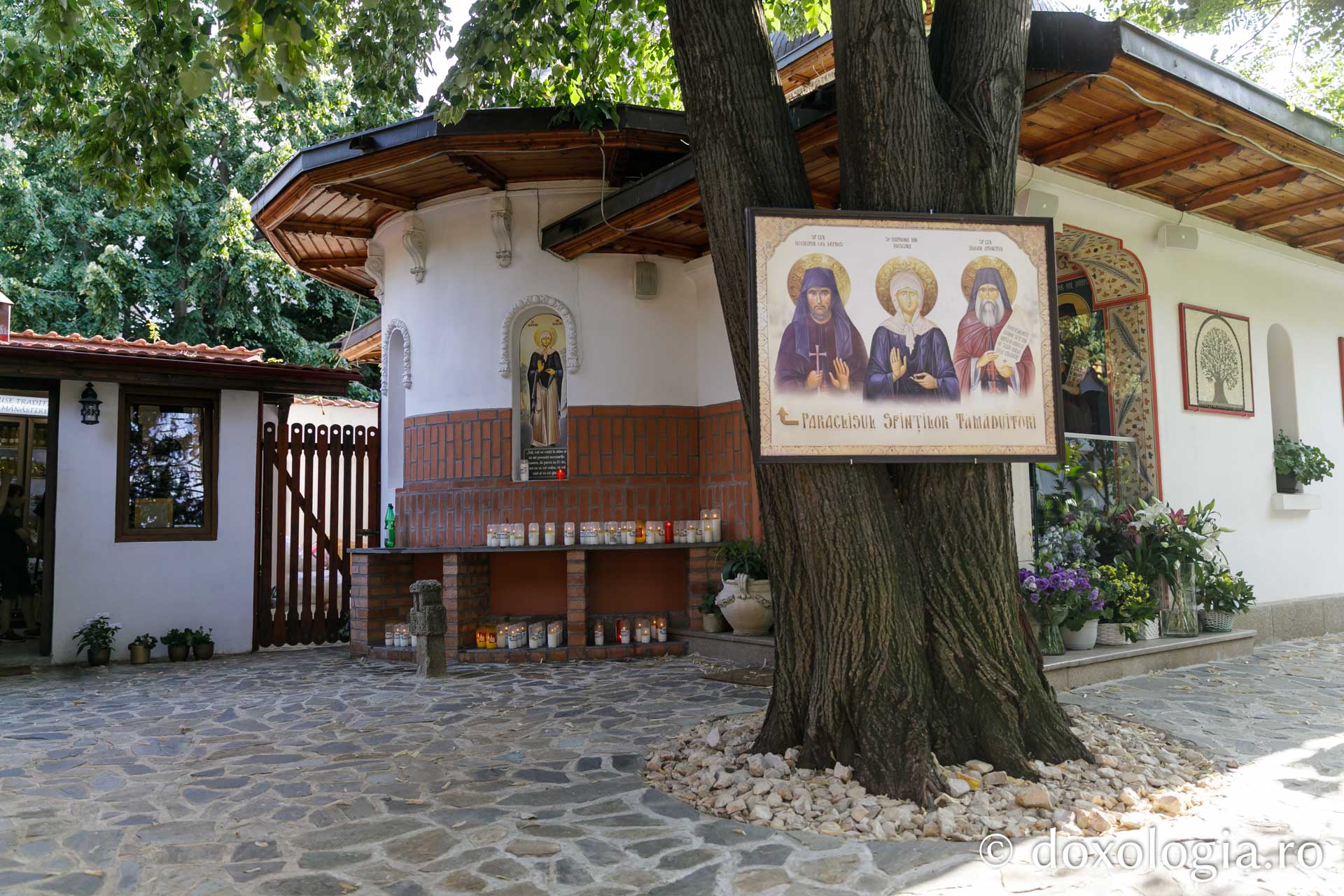 Paraclisul Sfinților Tămăduitori de la Schitul Darvari
