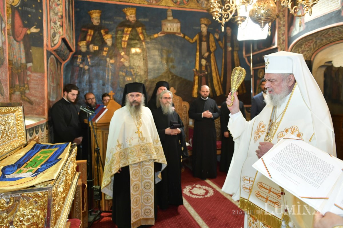 Raclele Sfinților Paisie și Cleopa, sfințite în Paraclisul Reședinței Patriarhale