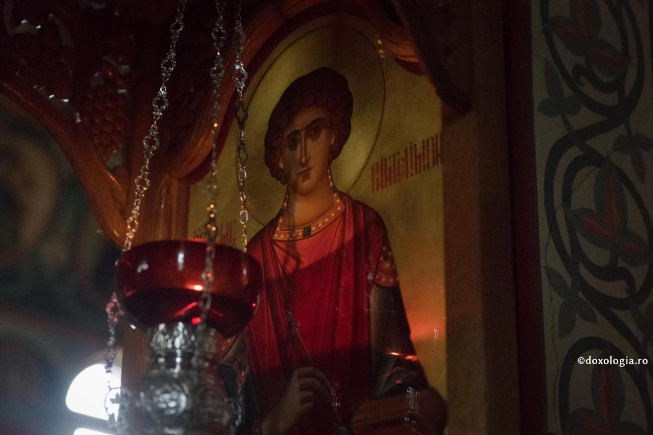 Foto: Oana Nechifor Sfântul Mare Mucenic și Tămăduitor Pantelimon – Dumnezeu este întru totul Milostiv