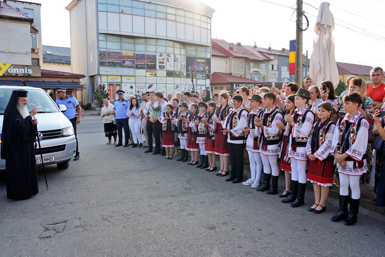 O nouă filă de istorie pentru orașul nemțean Roznov: Un nou lăcaș de rugăciune, târnosit de trei ierarhi ai Bisericii noastre