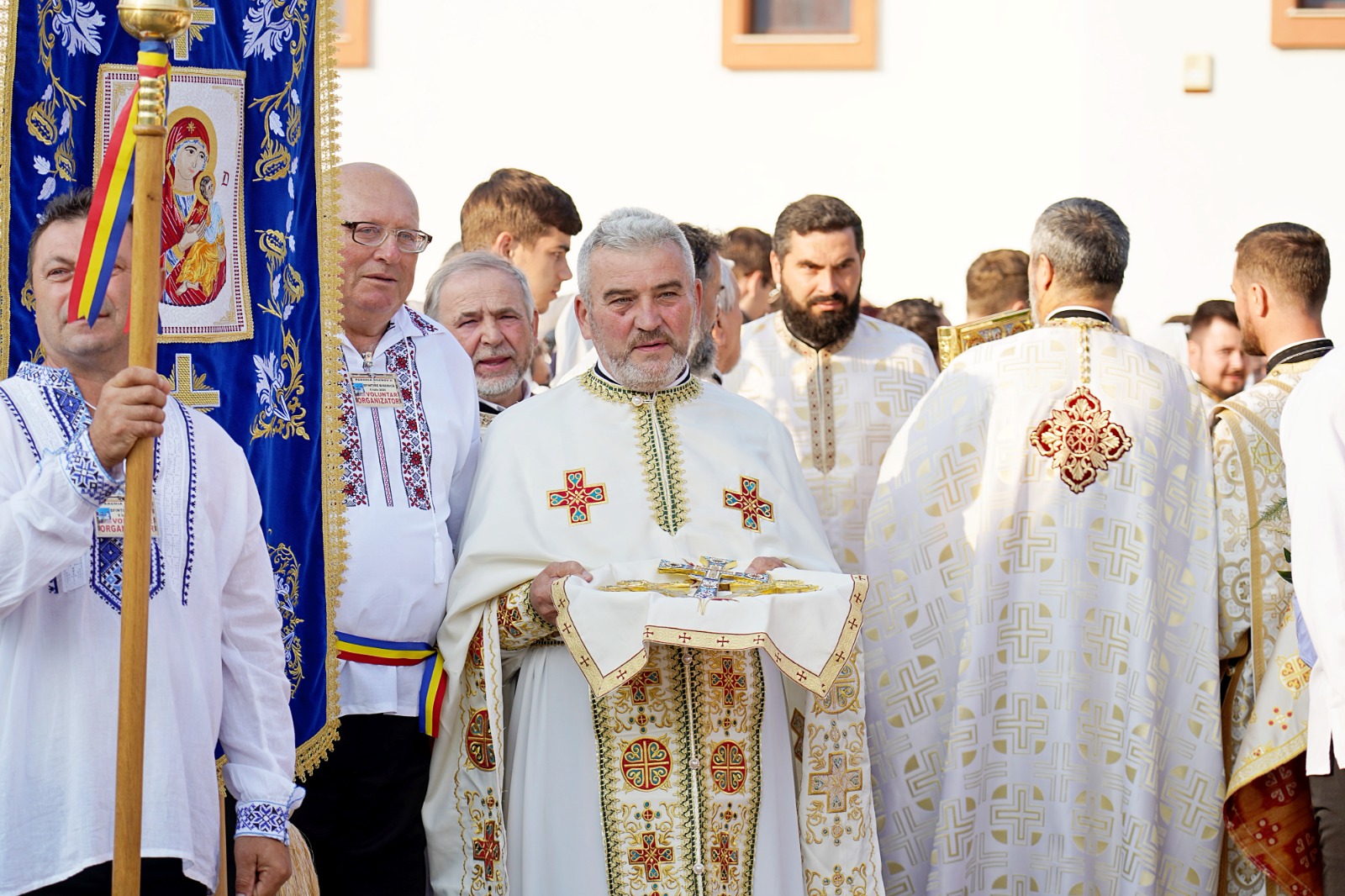 O nouă filă de istorie pentru orașul nemțean Roznov: Un nou lăcaș de rugăciune, târnosit de trei ierarhi ai Bisericii noastre