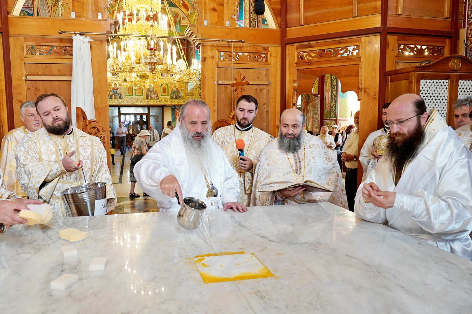 O nouă filă de istorie pentru orașul nemțean Roznov: Un nou lăcaș de rugăciune, târnosit de trei ierarhi ai Bisericii noastre