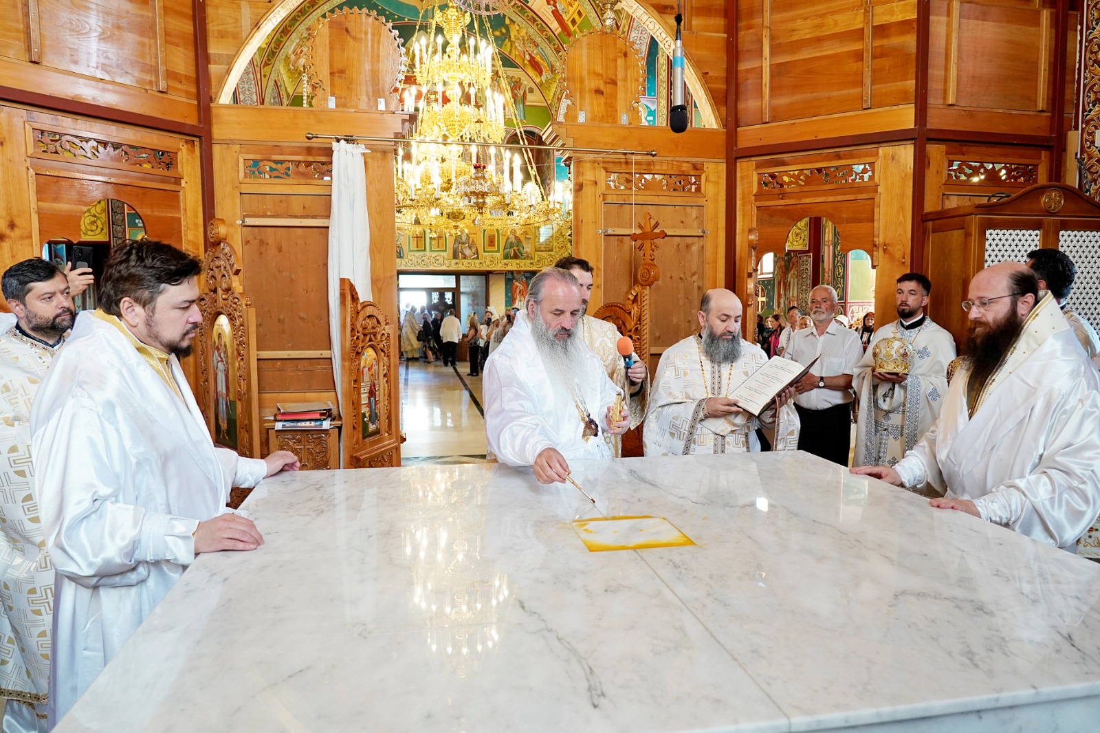 O nouă filă de istorie pentru orașul nemțean Roznov: Un nou lăcaș de rugăciune, târnosit de trei ierarhi ai Bisericii noastre