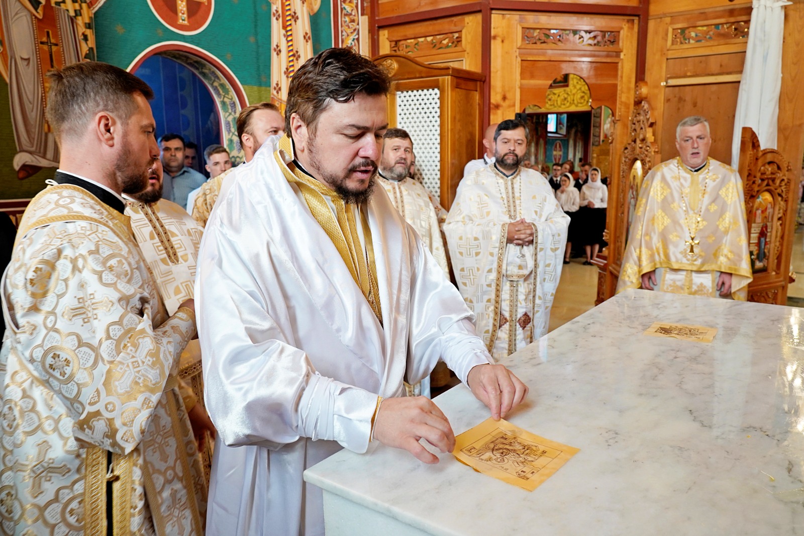 O nouă filă de istorie pentru orașul nemțean Roznov: Un nou lăcaș de rugăciune, târnosit de trei ierarhi ai Bisericii noastre